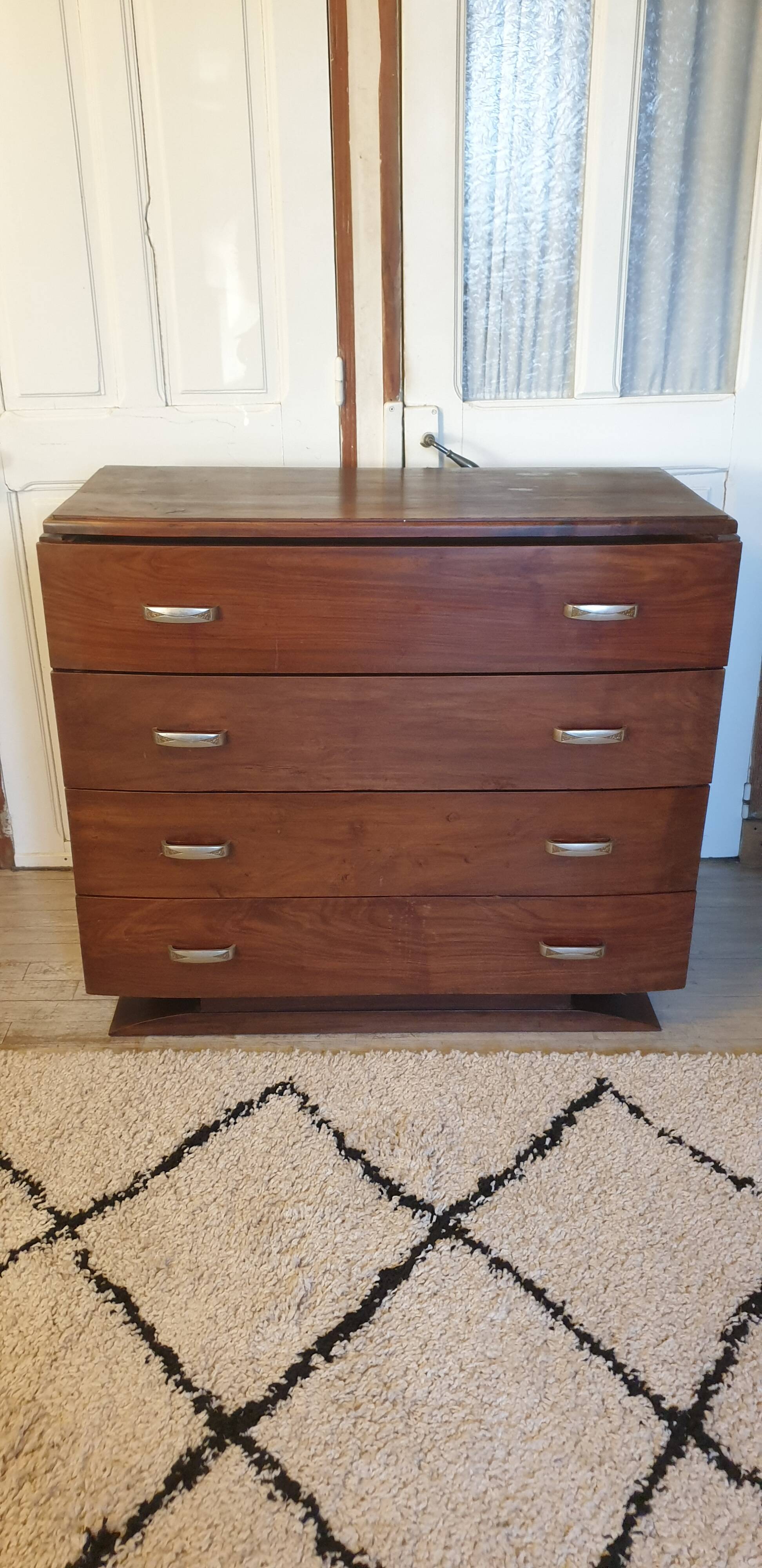 Walnut chest of drawers