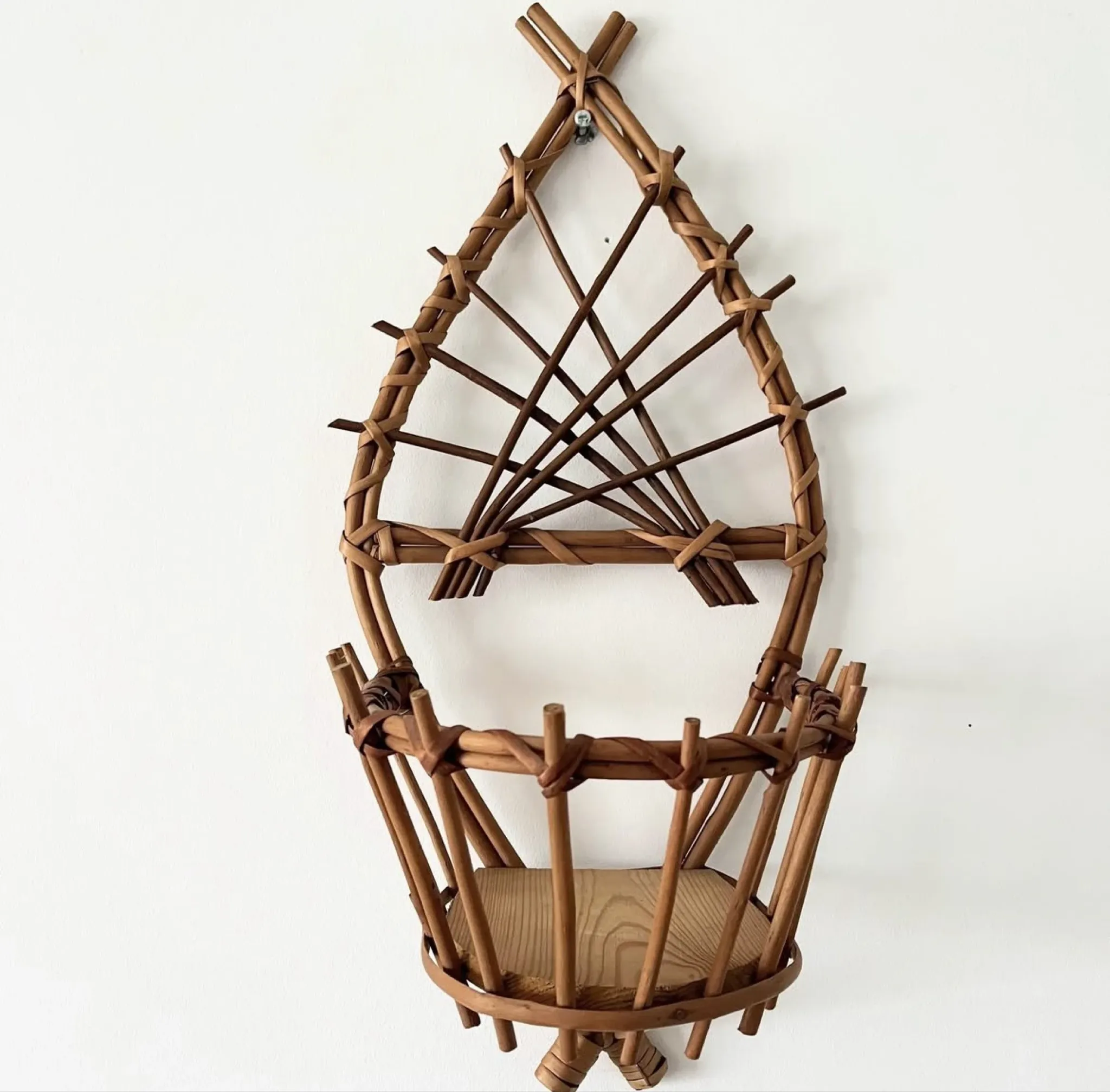 Wall-mounted plant holder in rattan