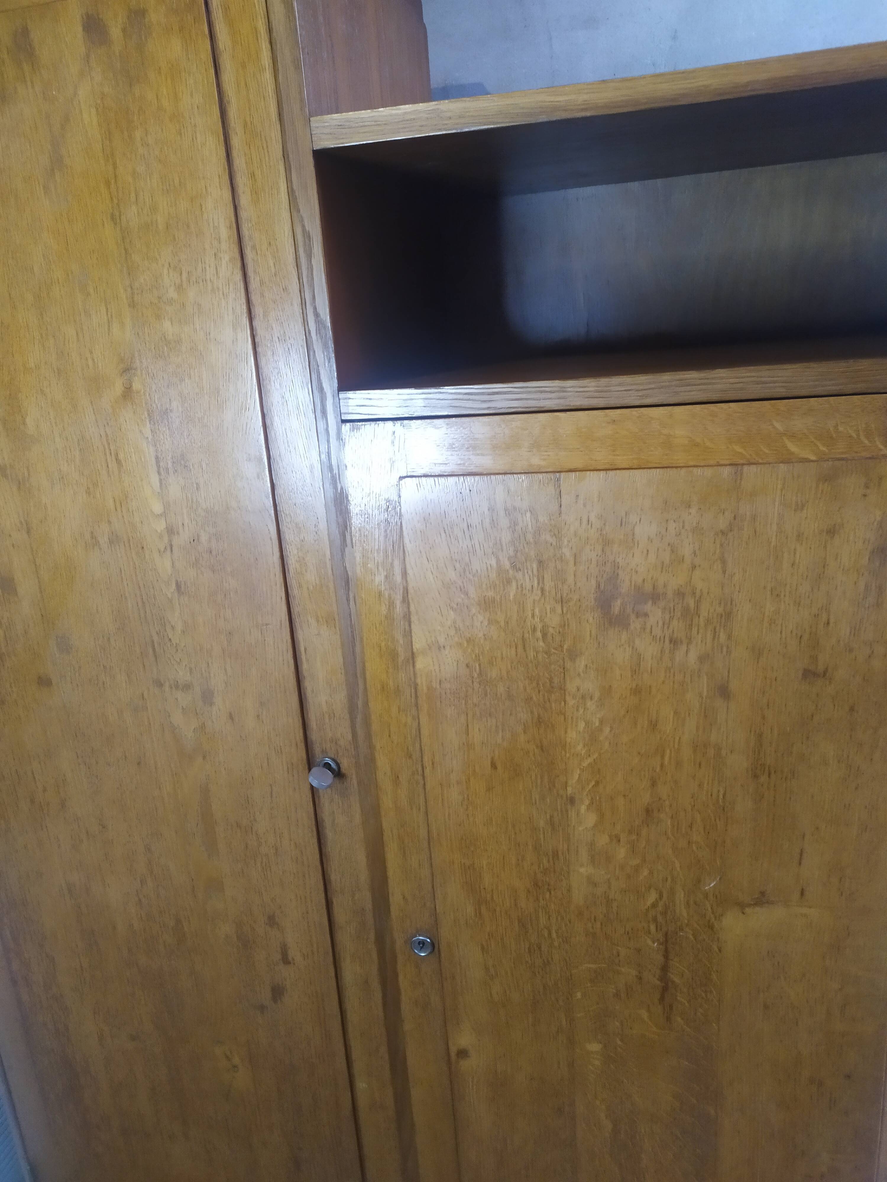 Asymmetrical cabinet