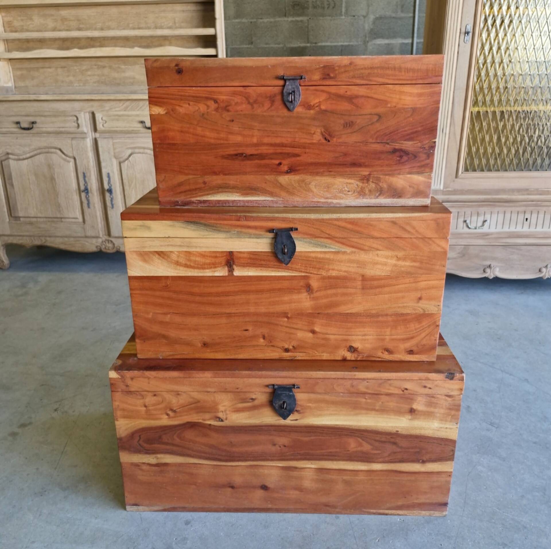 3 nesting chests in solid acacia