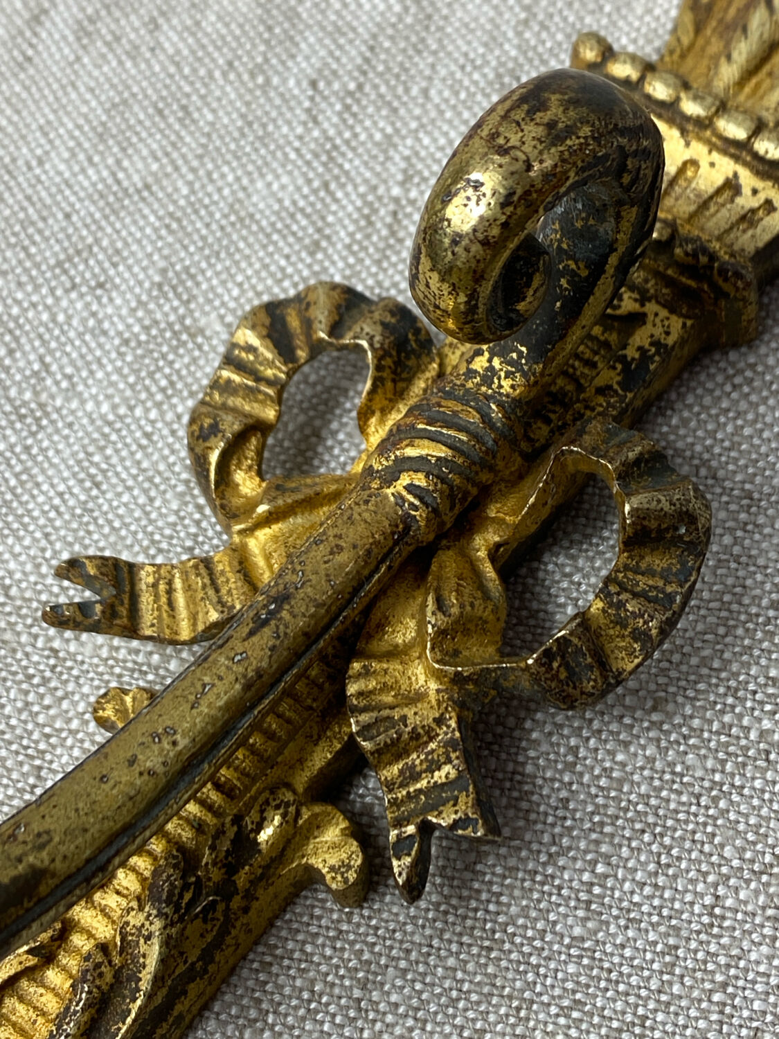 Patère en bronze, décor noeud