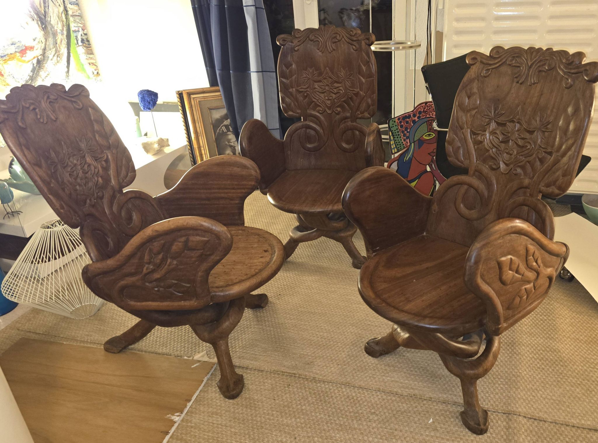 Chaises en bois plein sculpté inspiré des formes organiques par Gaudi