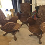 Chaises en bois plein sculpté inspiré des formes organiques par Gaudi