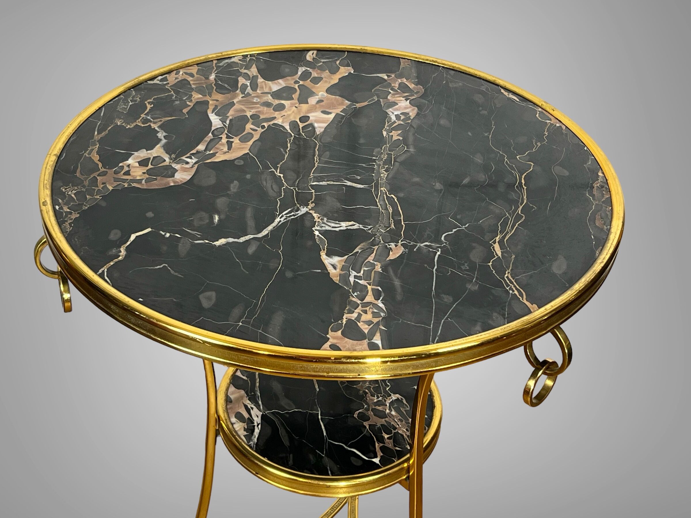 Gueridon tripod with gilded bronze frame covered with portor marble