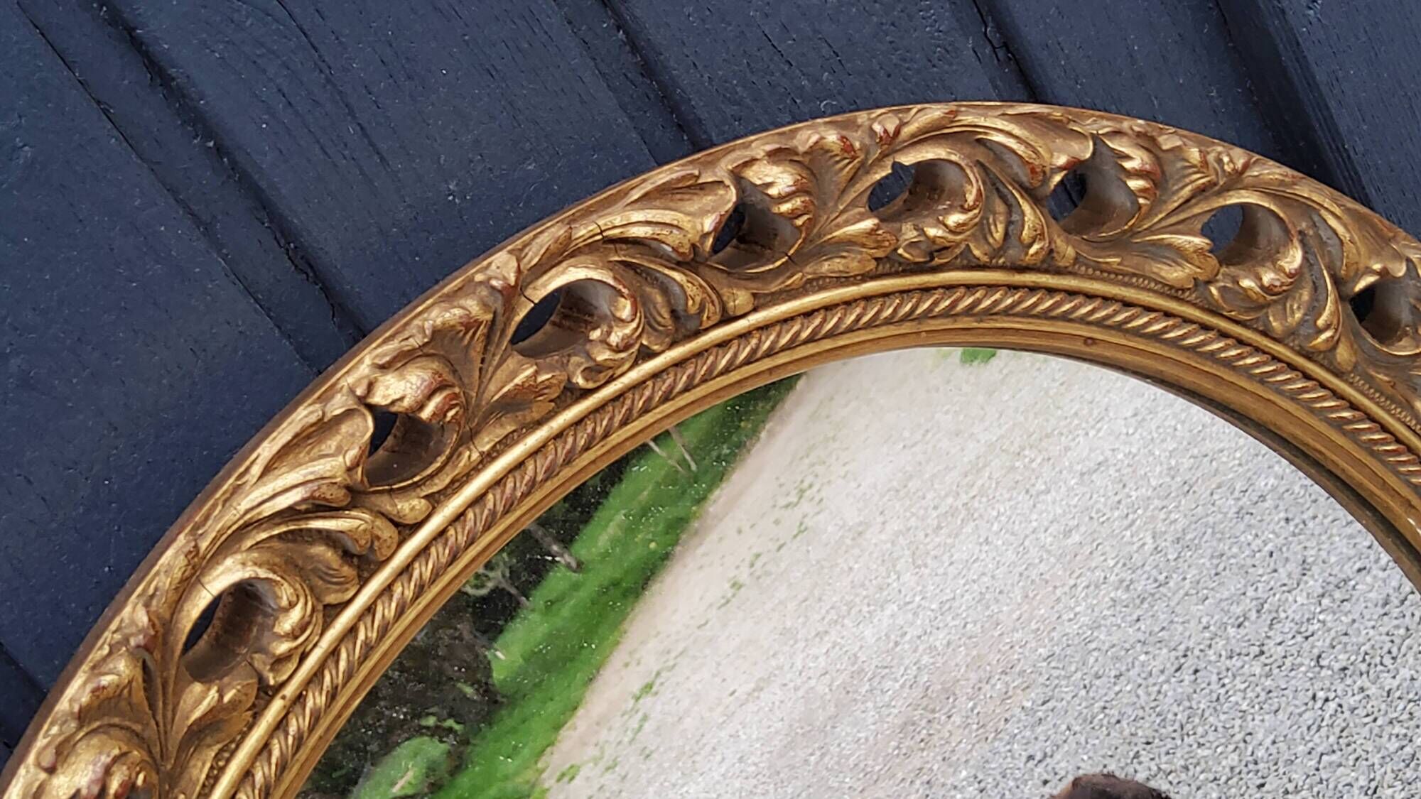 Round neoclassical style mirror in wood and gilded stucco from the 1950s