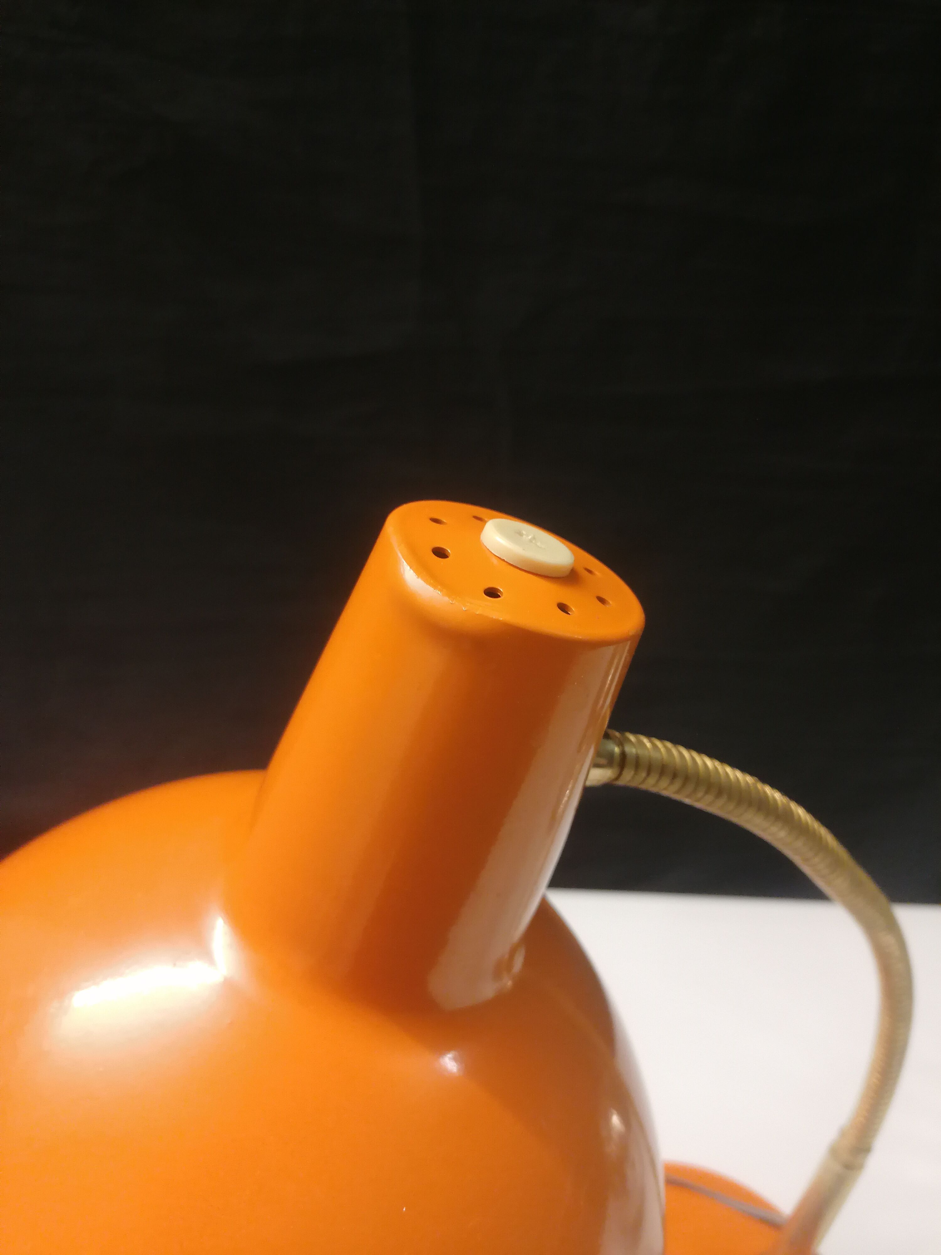 Lampe de bureau vintage - métal laqué orange - 1970