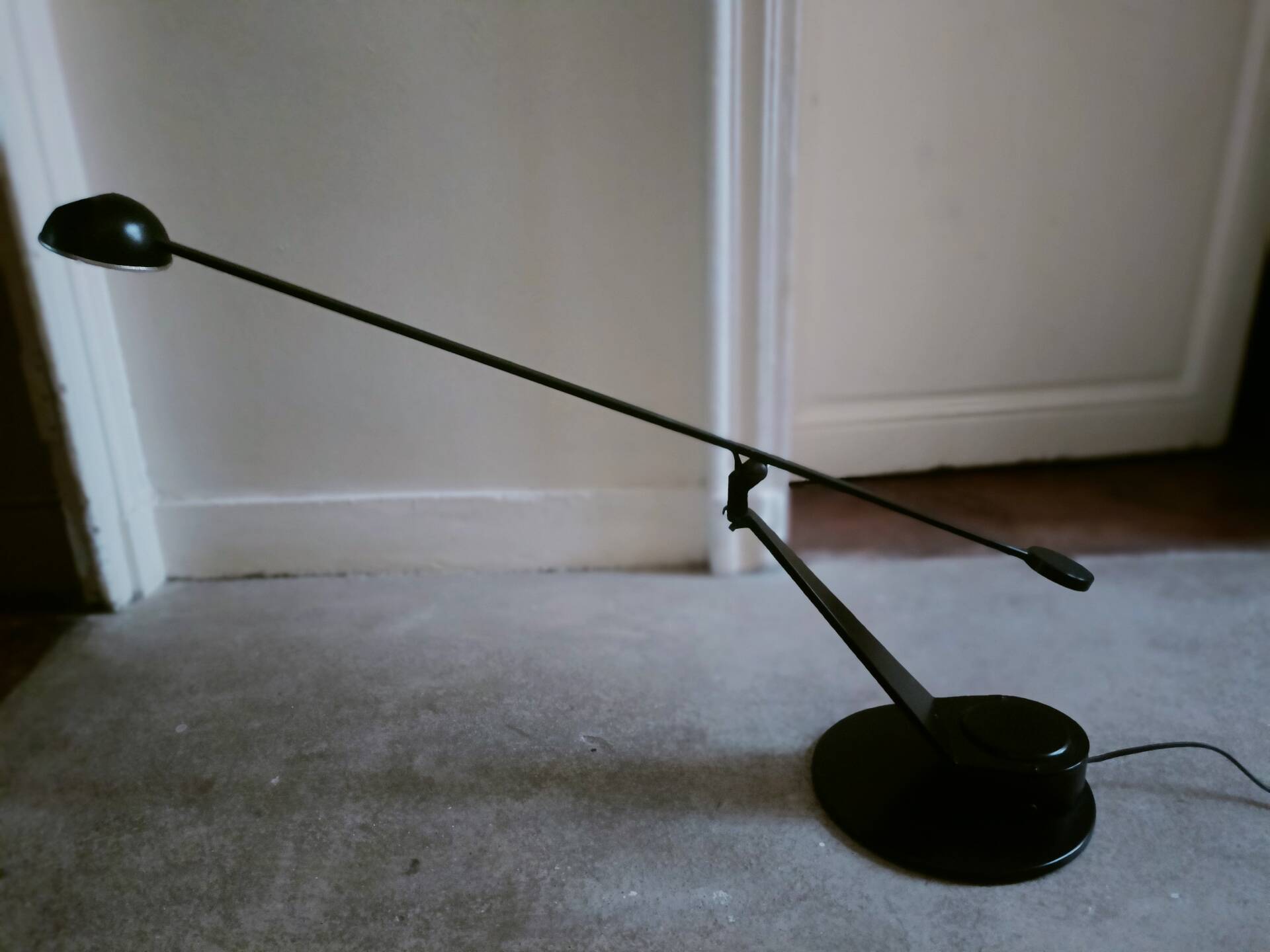 Desk lamp with a balance arm, Fase