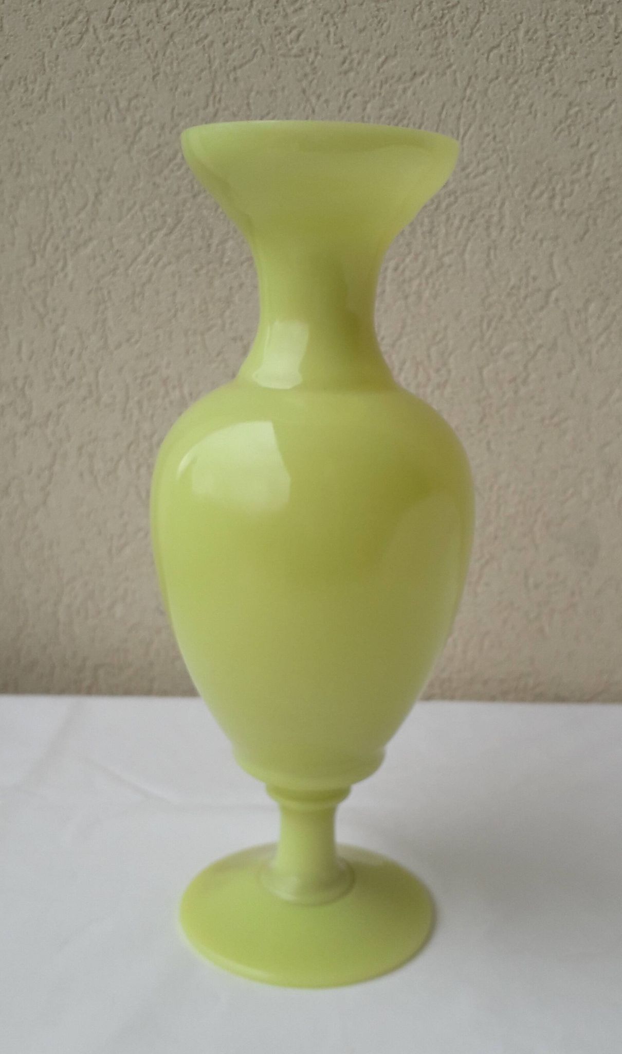 Vase en opaline jaune