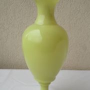 Vase en opaline jaune