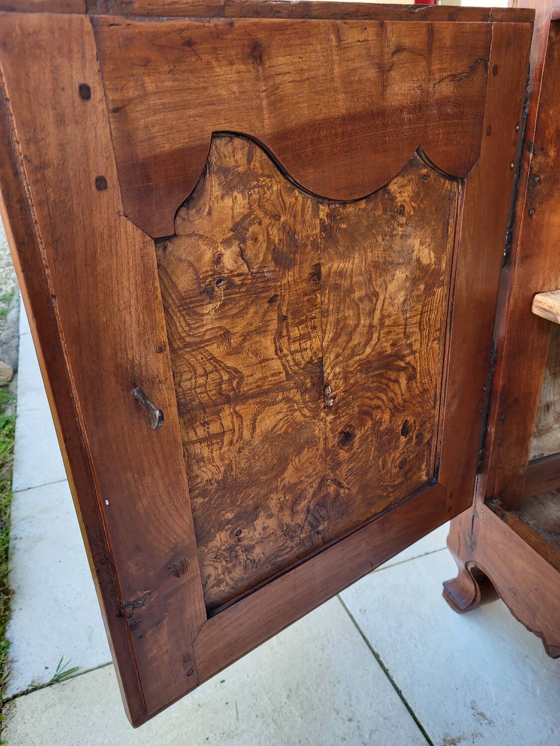 Buffet en merisier deux portes trois tiroirs