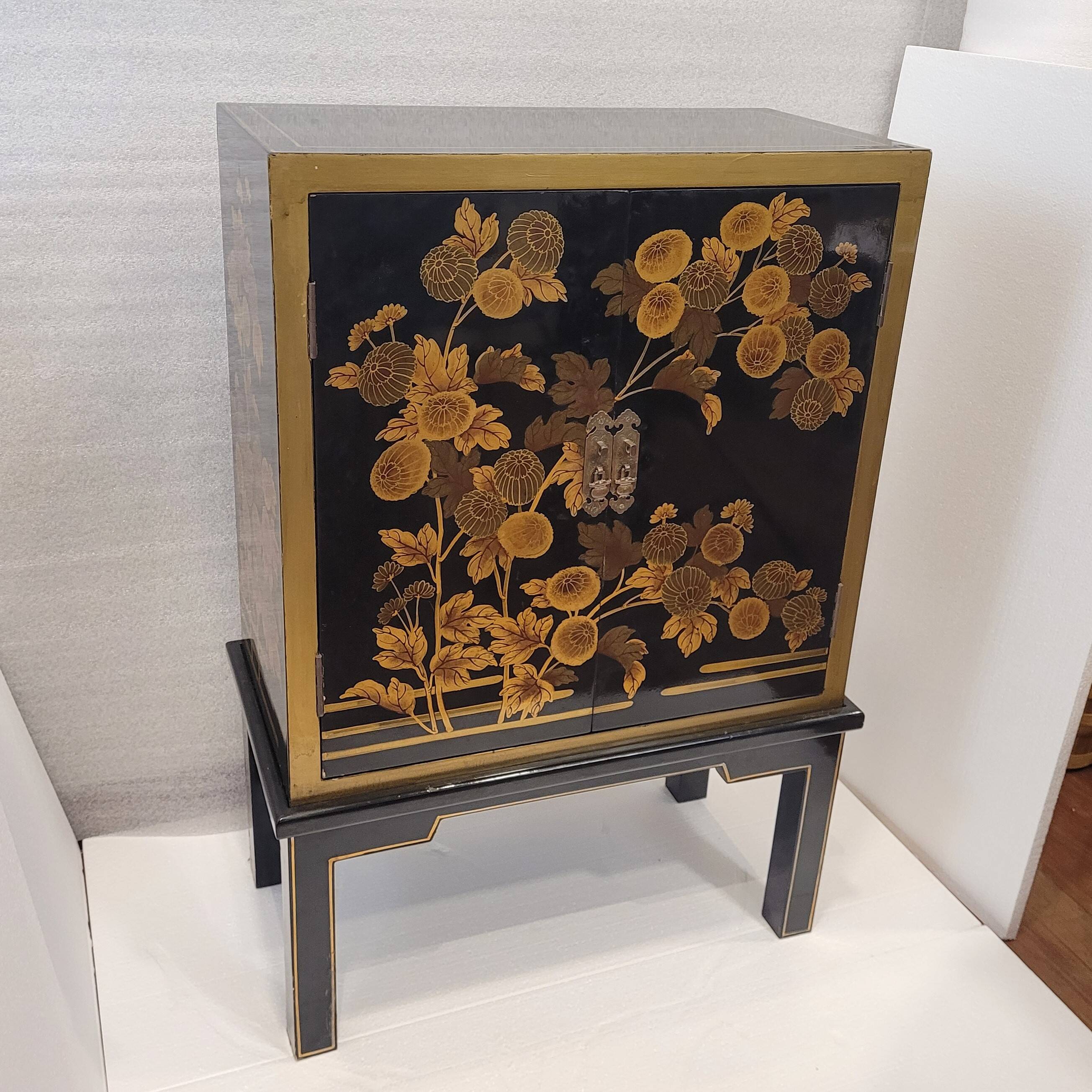 Cabinet “Crisantemos”, laca urushi-e, Showa period, s. XX – Japan
