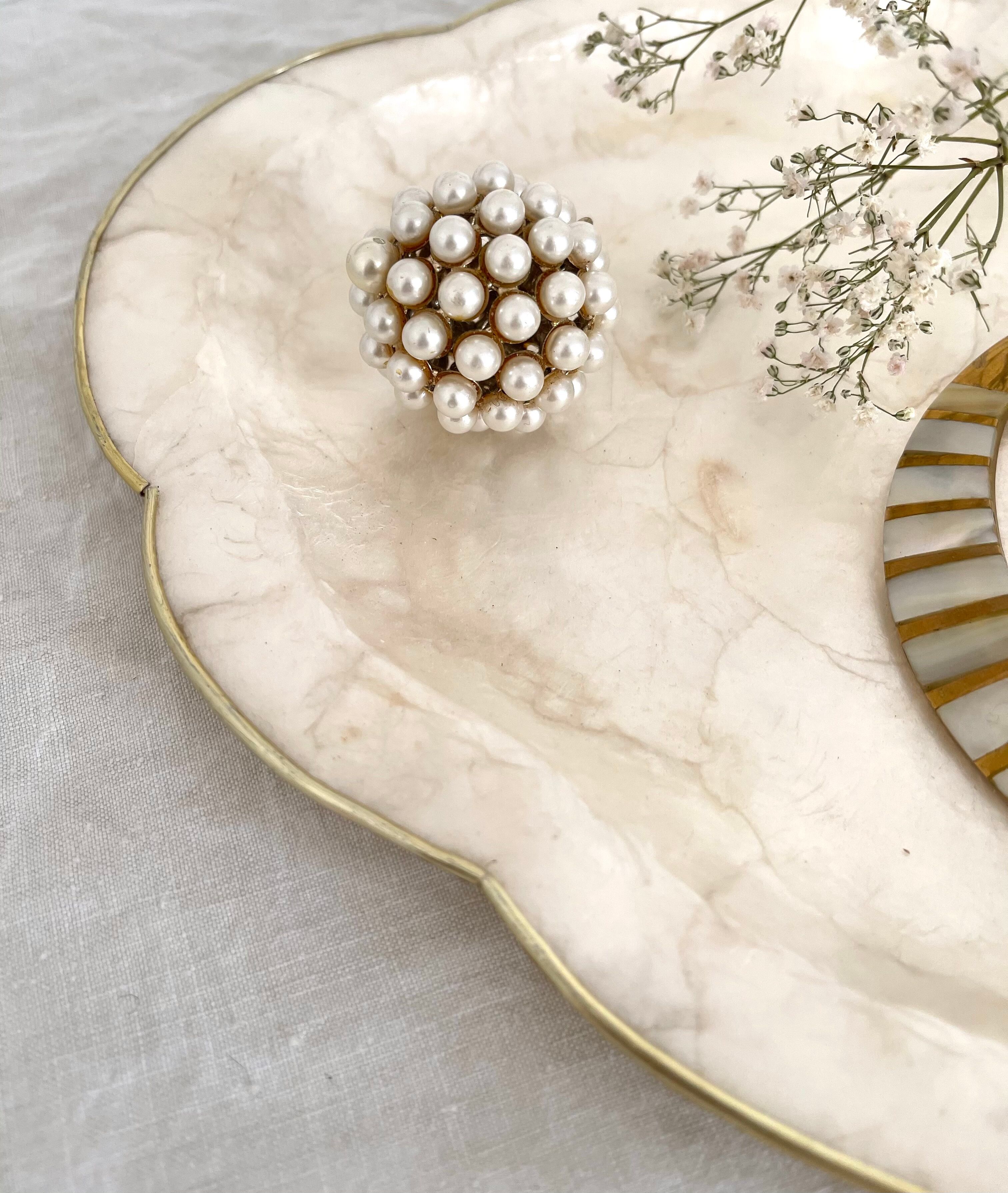 Dish in mother-of-pearl and brass