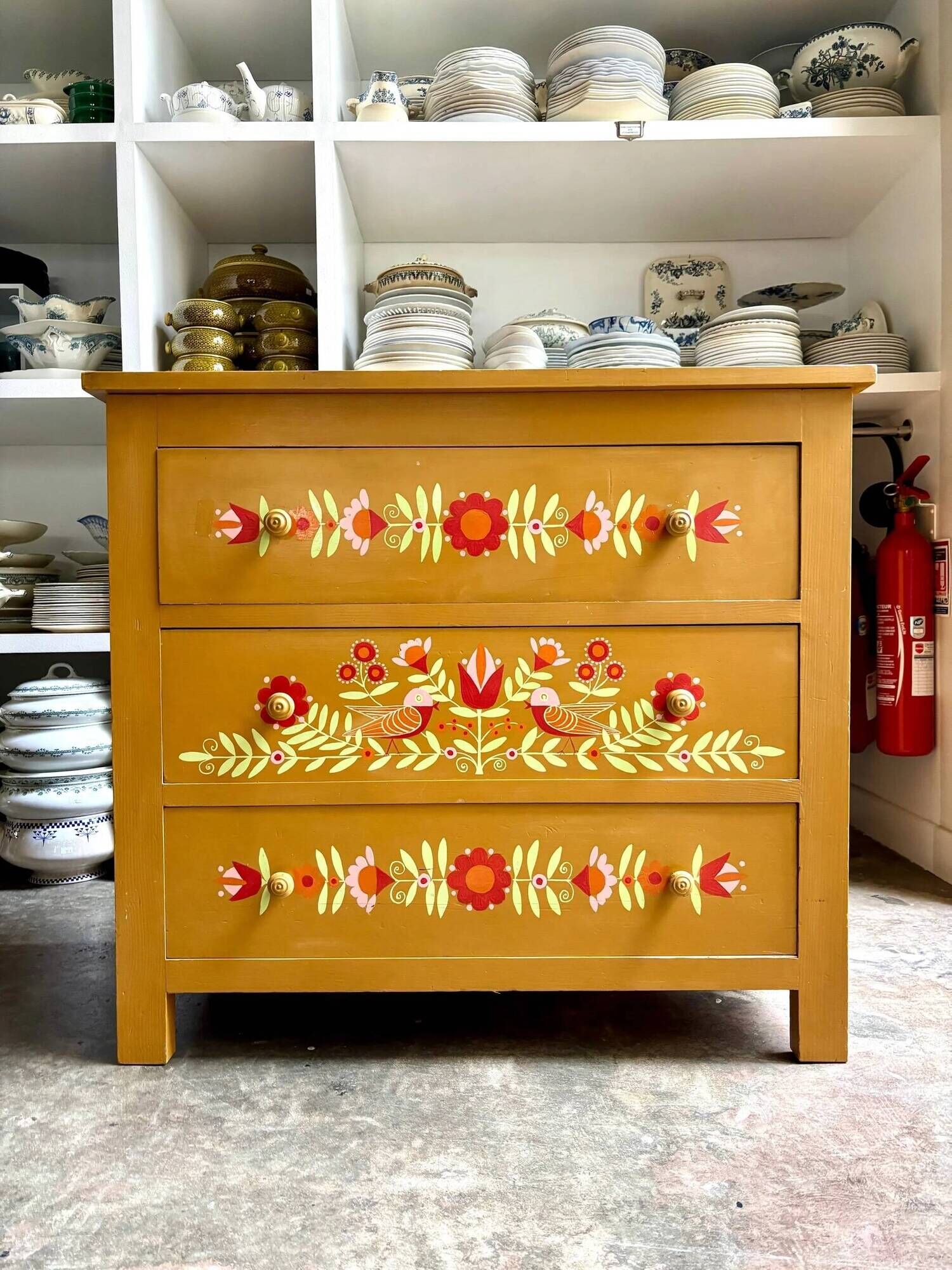 Commode 3 tiroirs en bois ocre et décorée à la main