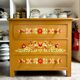 Commode 3 tiroirs en bois ocre et décorée à la main