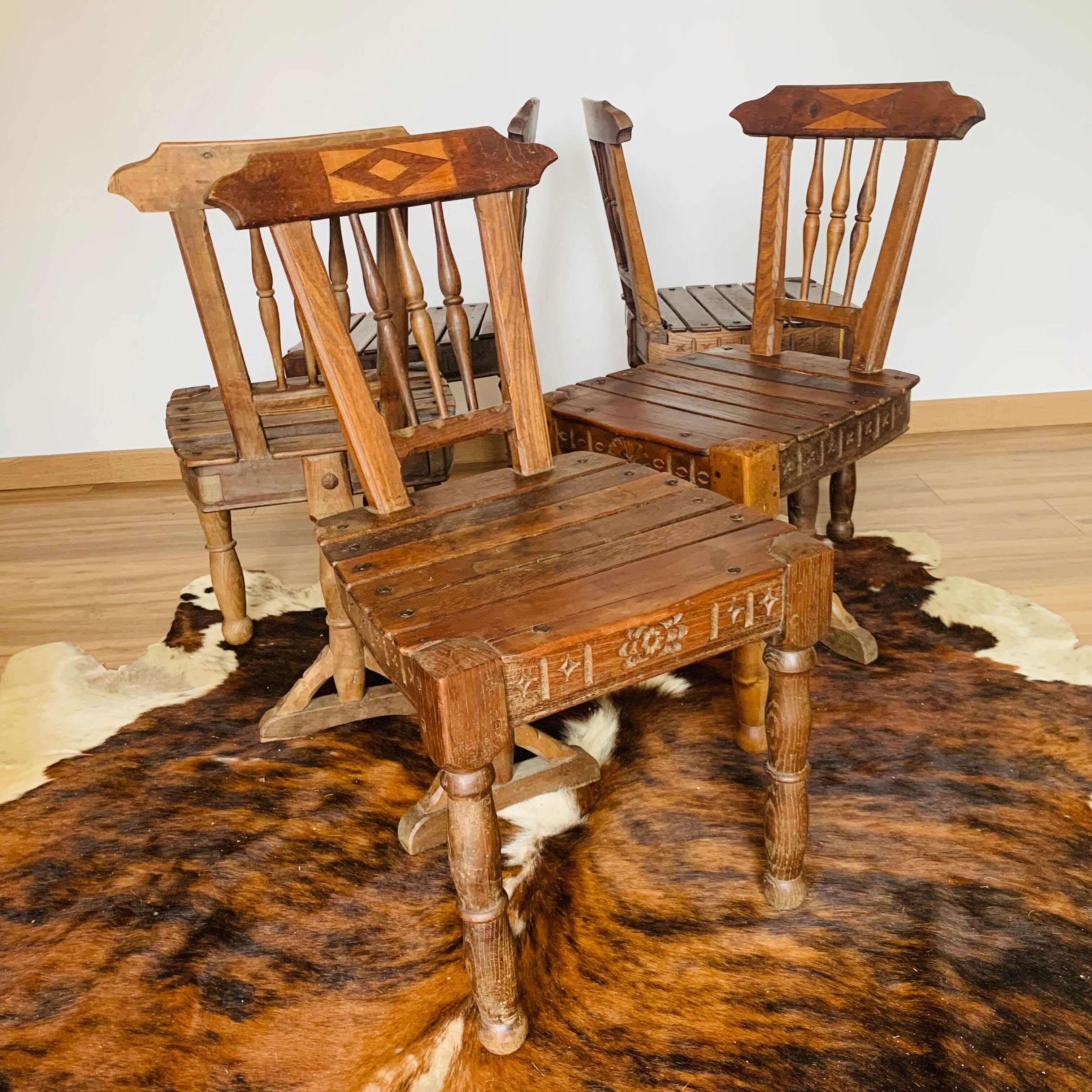 Ensemble de 5 chaises en bois, travail artisanal
