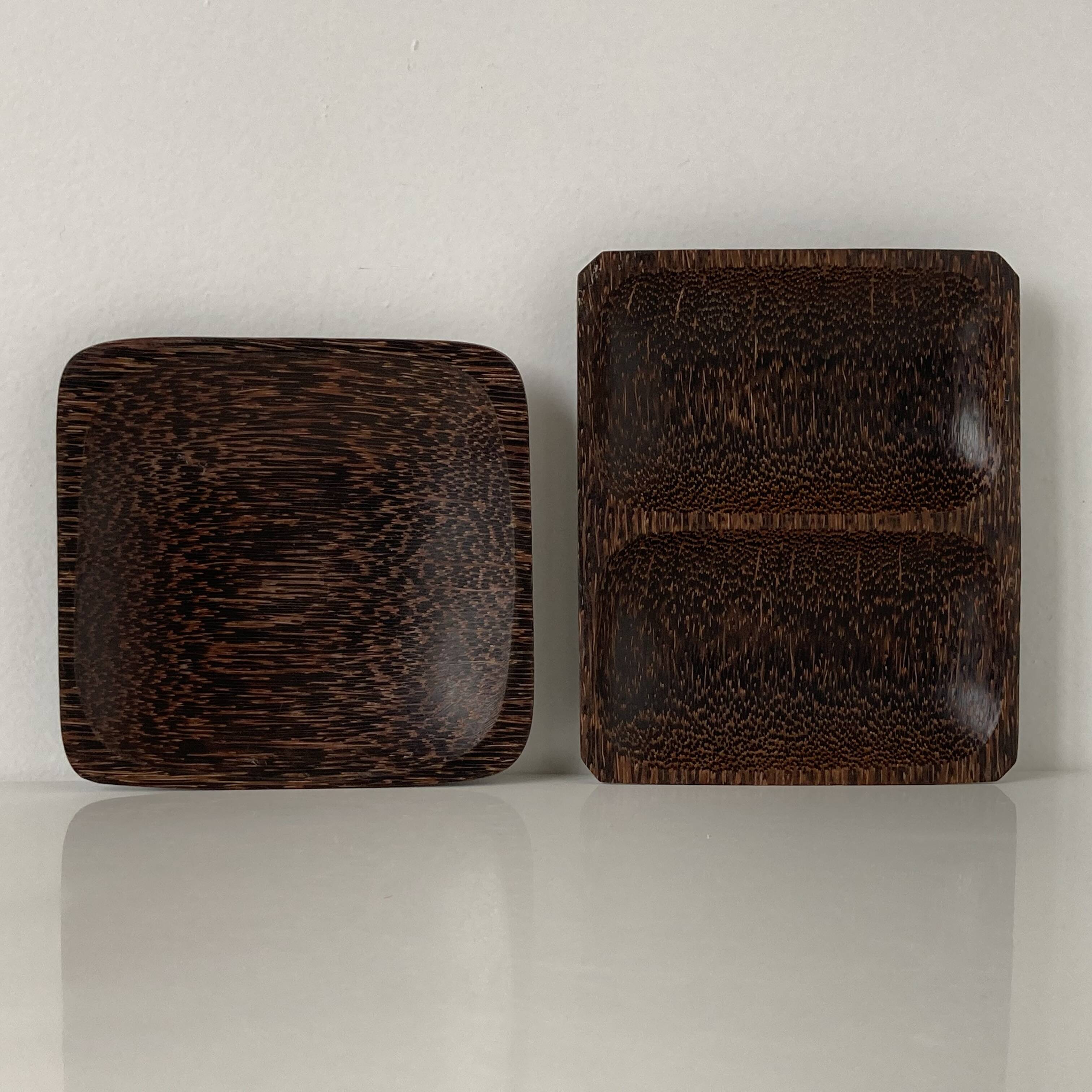 Set of two small trays or catchalls in Art Deco style made of palm wood.