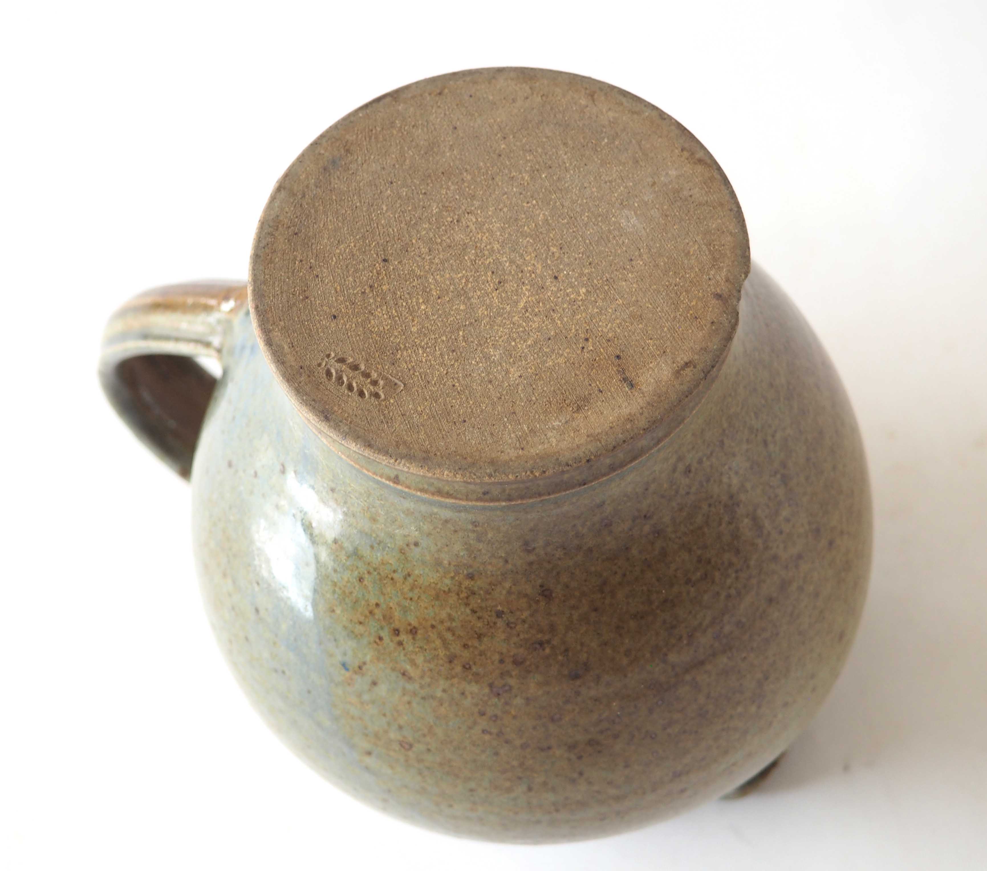 Pitcher enn bluish sandstone