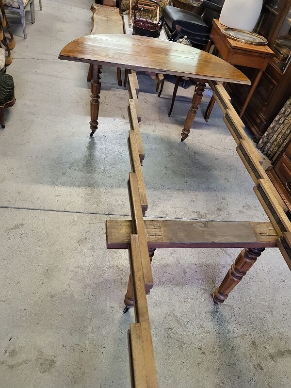 Table 6 pieds en noyer blond de 356 cm de long ouverte avec 5 allonges n10