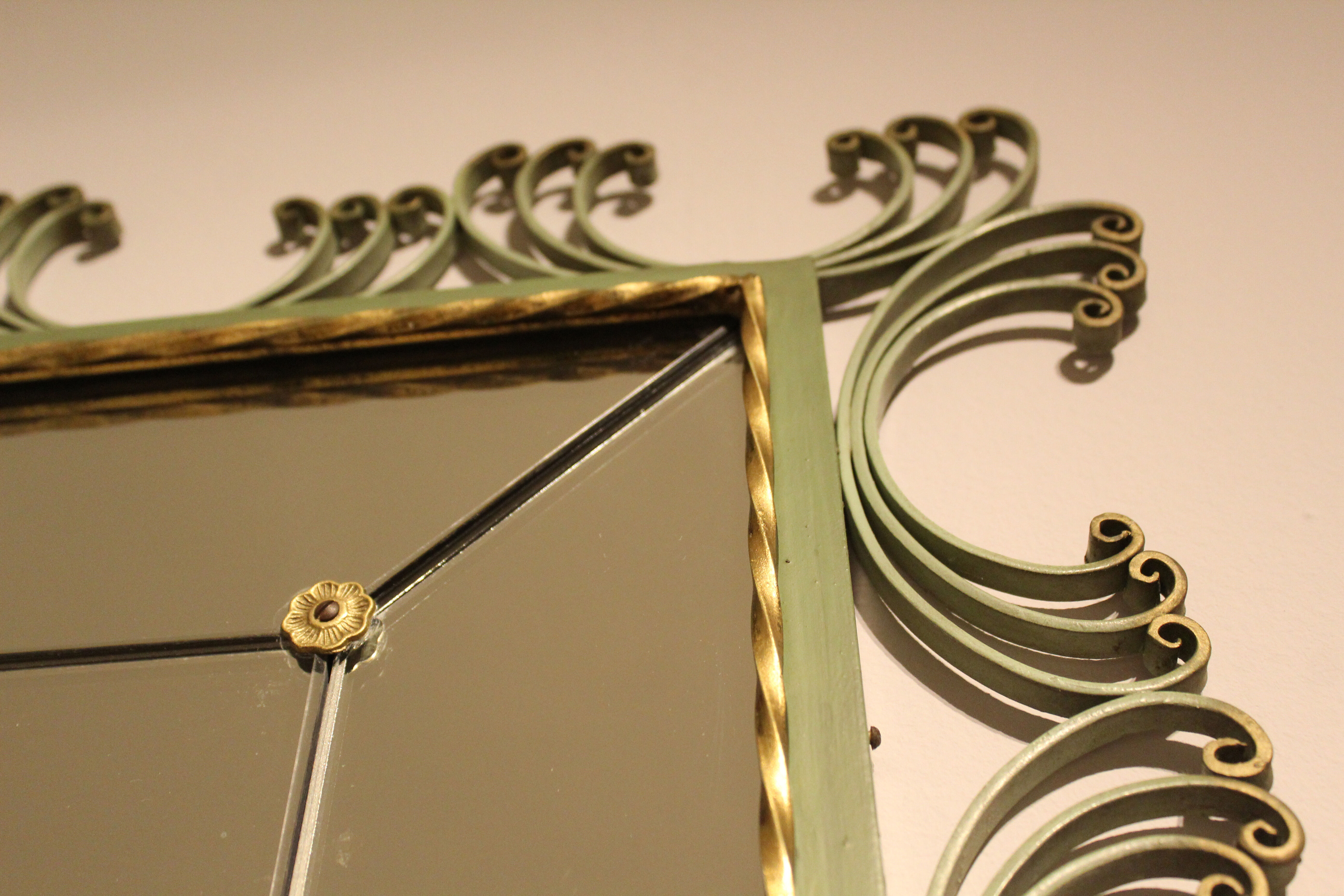 Miroir en plomb avec console en fer forgé laqué en vert pistache et or, Art Déco,