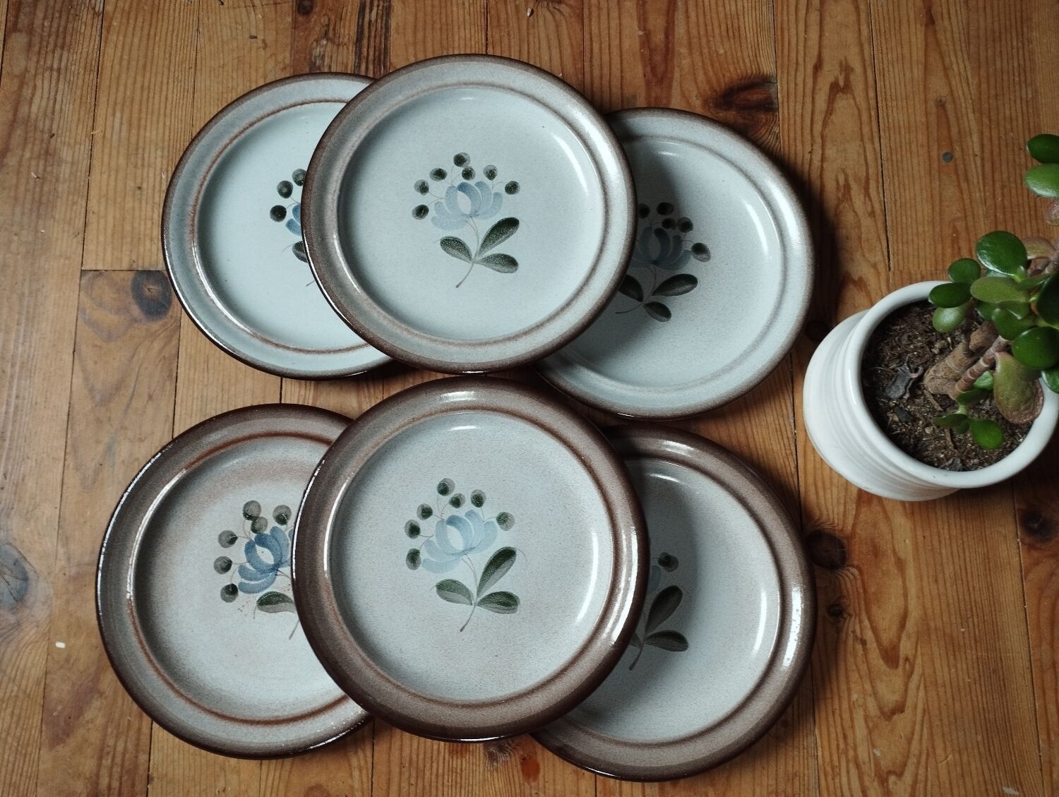 Beige stoneware flat plates with blue/gray flower by MBFA Pornic model Fanchon, set of 6
