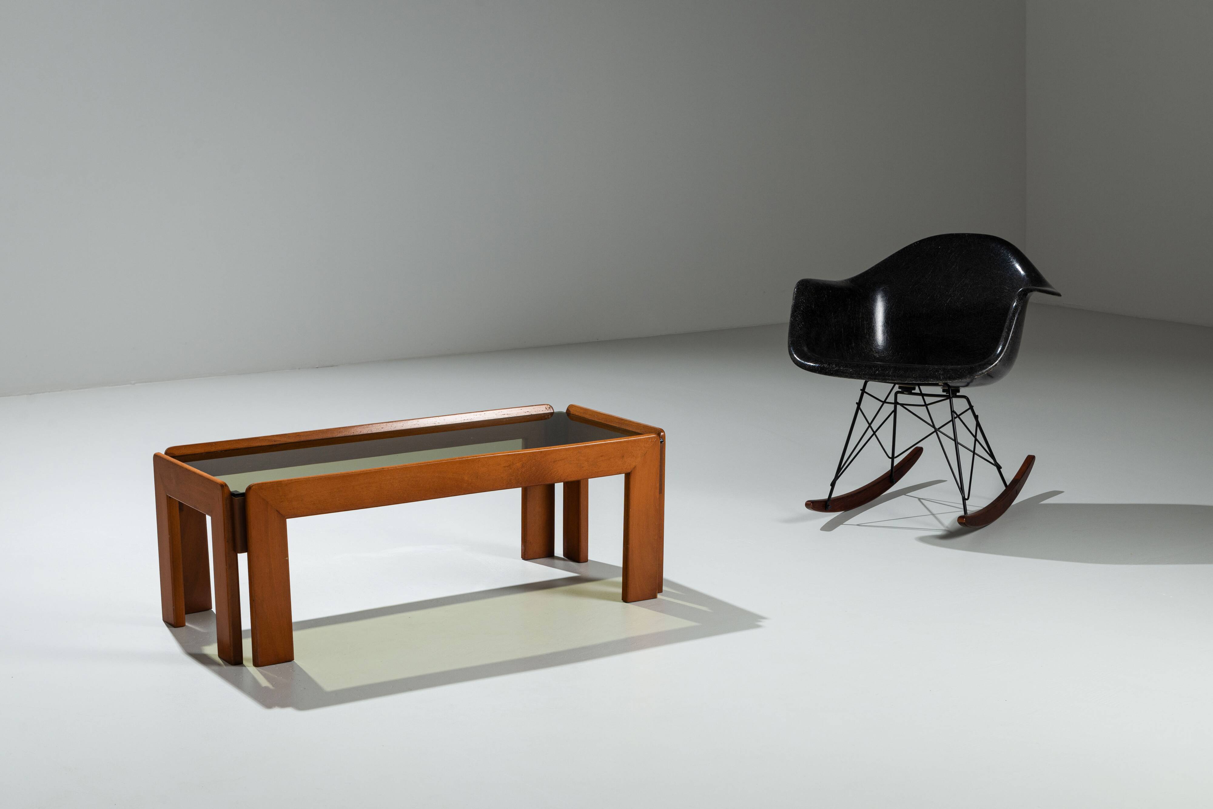 Table basse avec plateau en verre fumé attribuée à Scarpa