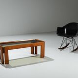 Table basse avec plateau en verre fumé attribuée à Scarpa