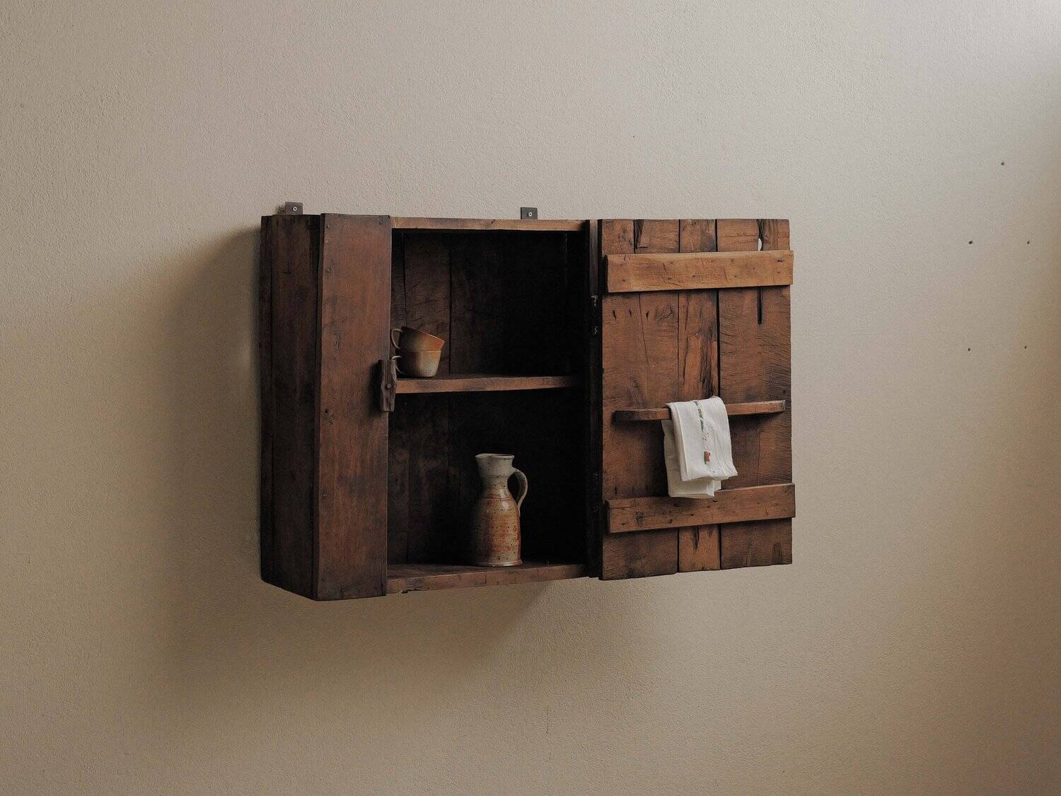 Mountain wall cabinet in solid pine, Folk Art, around 1900