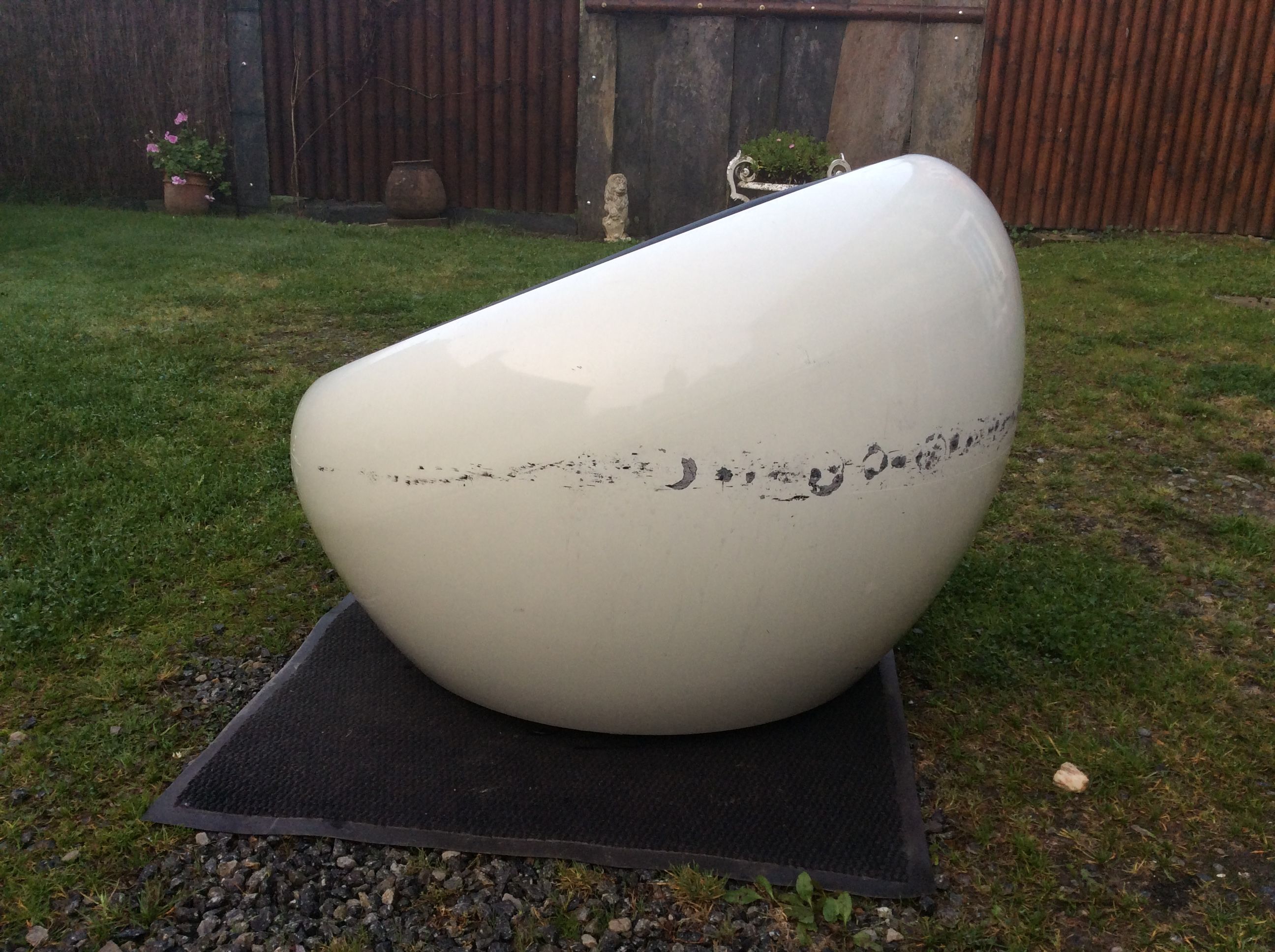 Armchair design egg pod ball chair iconik white and imitation black leather as it is.