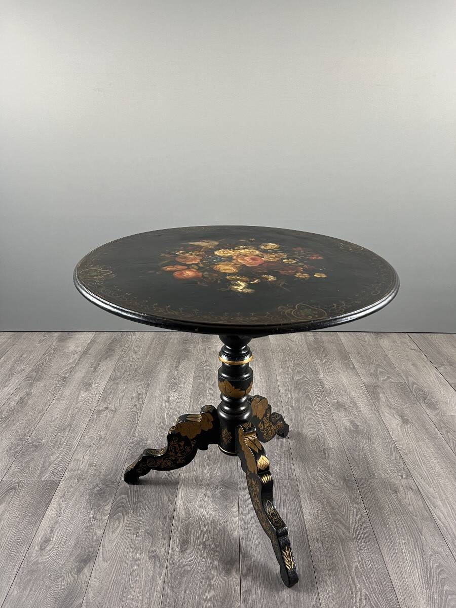 Napoleon III guéridon table in black lacquered wood with floral painted decoration, 19th century.
