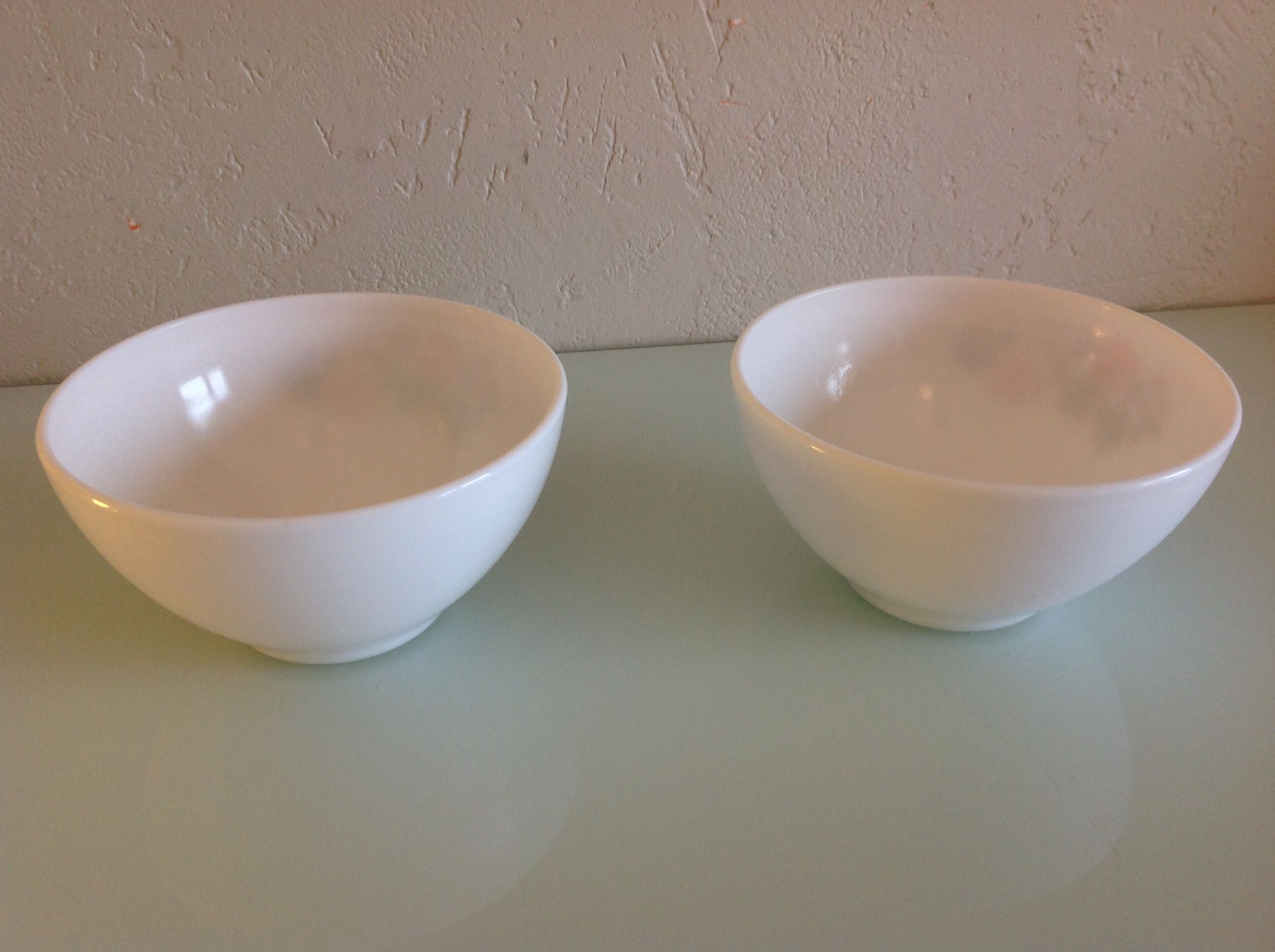 Two bowls in Arcopal white floral decoration / vintage 70s