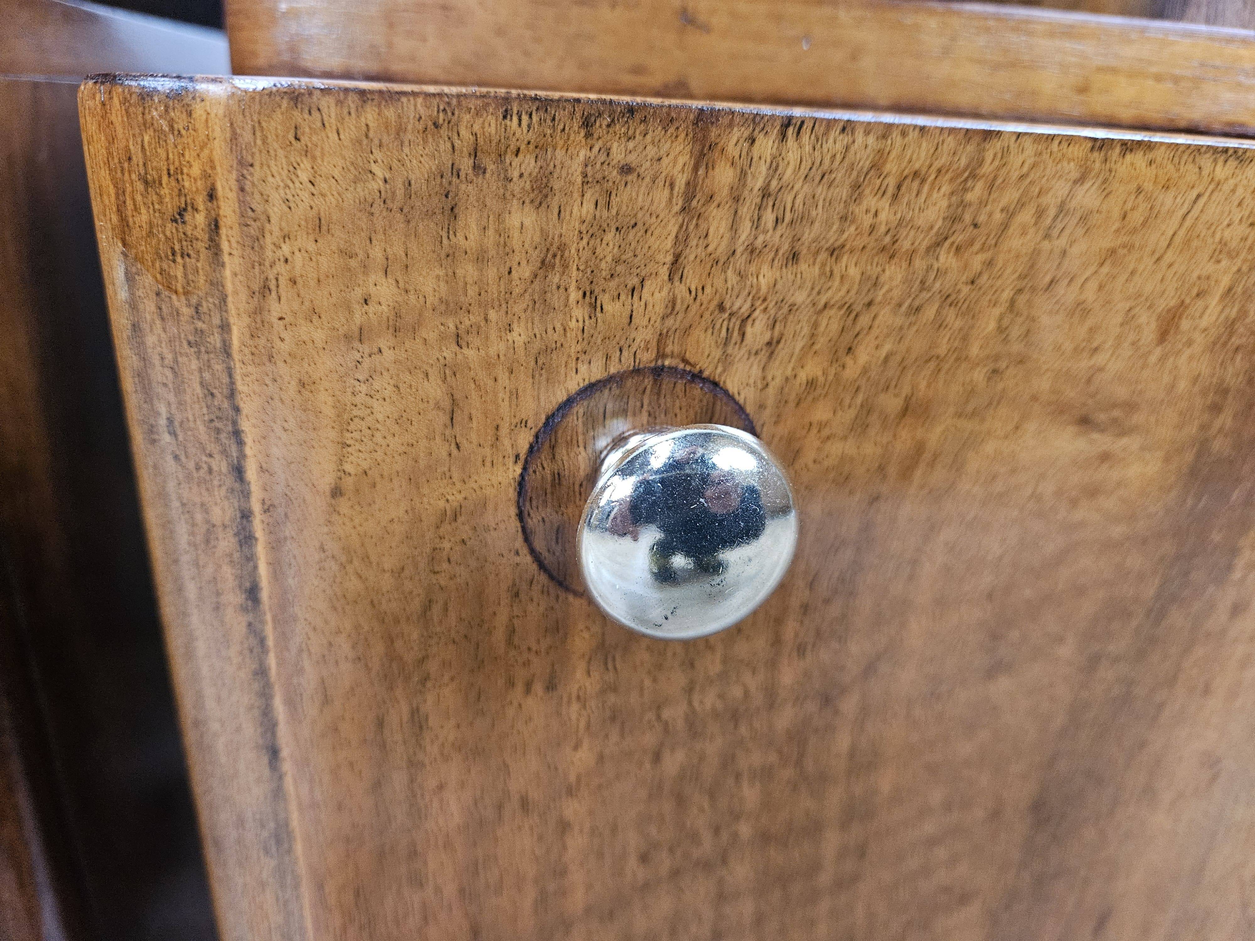 Art Decò bedside tables in walnut and brass, 1940