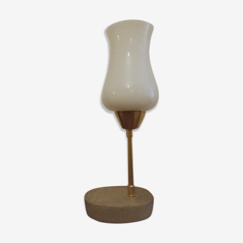 Lampe de table en opaline monté sur un socle en béton