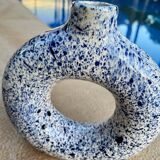 Round varnished flower vase