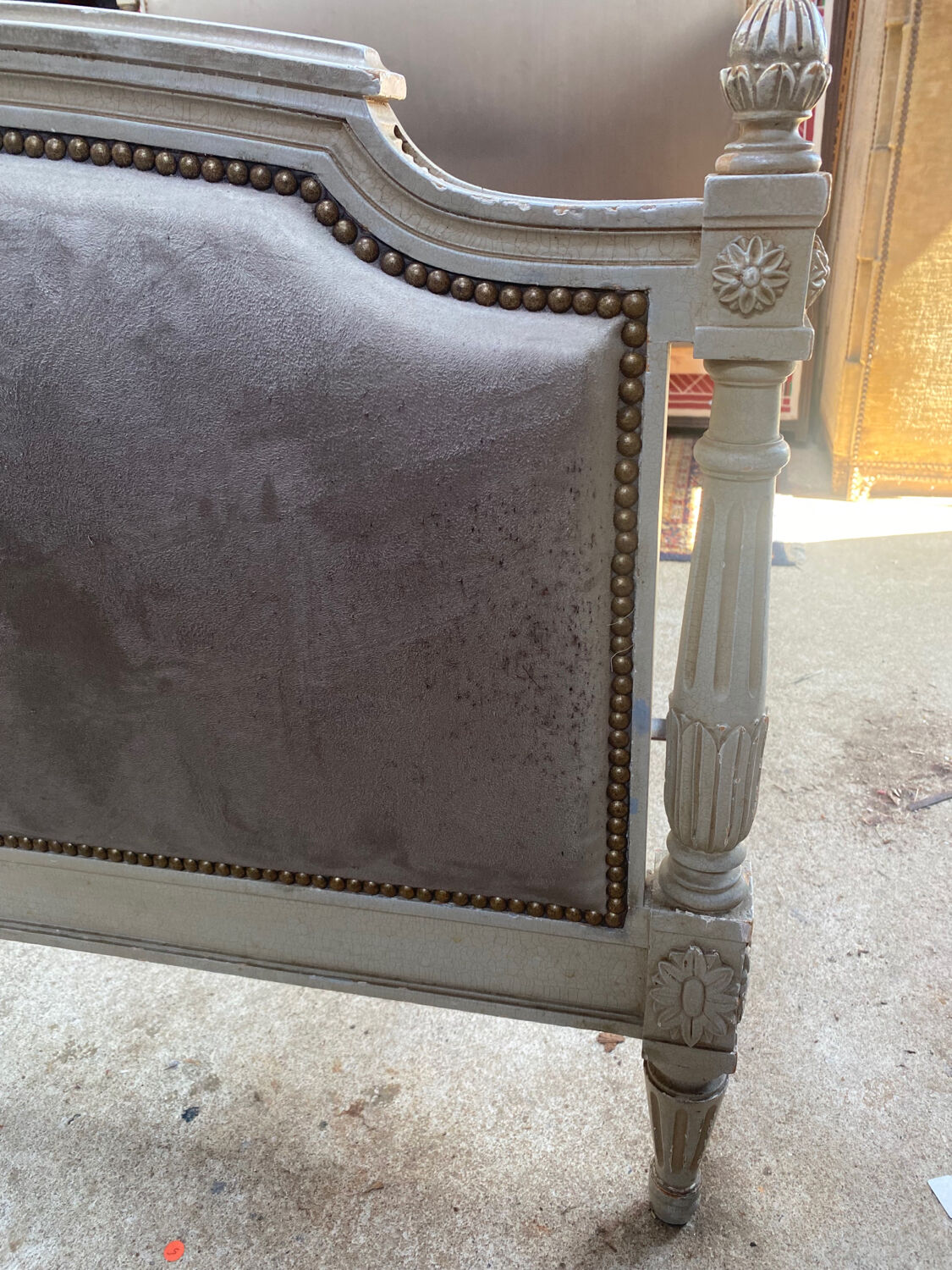 Lit style Louis XVI capitonné velours gris clouté