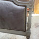 Lit style Louis XVI capitonné velours gris clouté