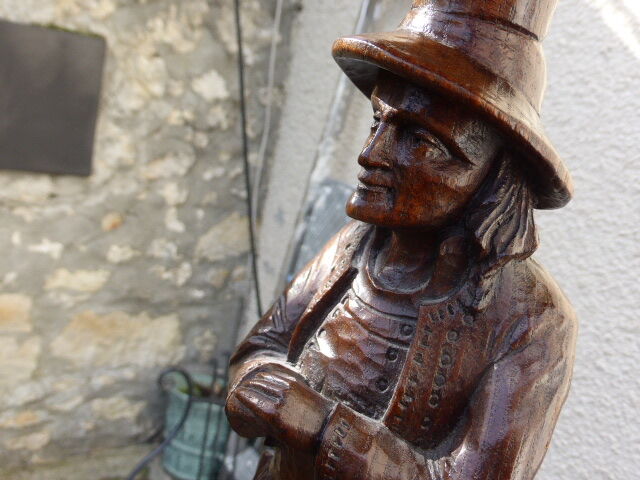 Wooden saddle with statuette, Breton figure, ancient and chiseled, Henri II style