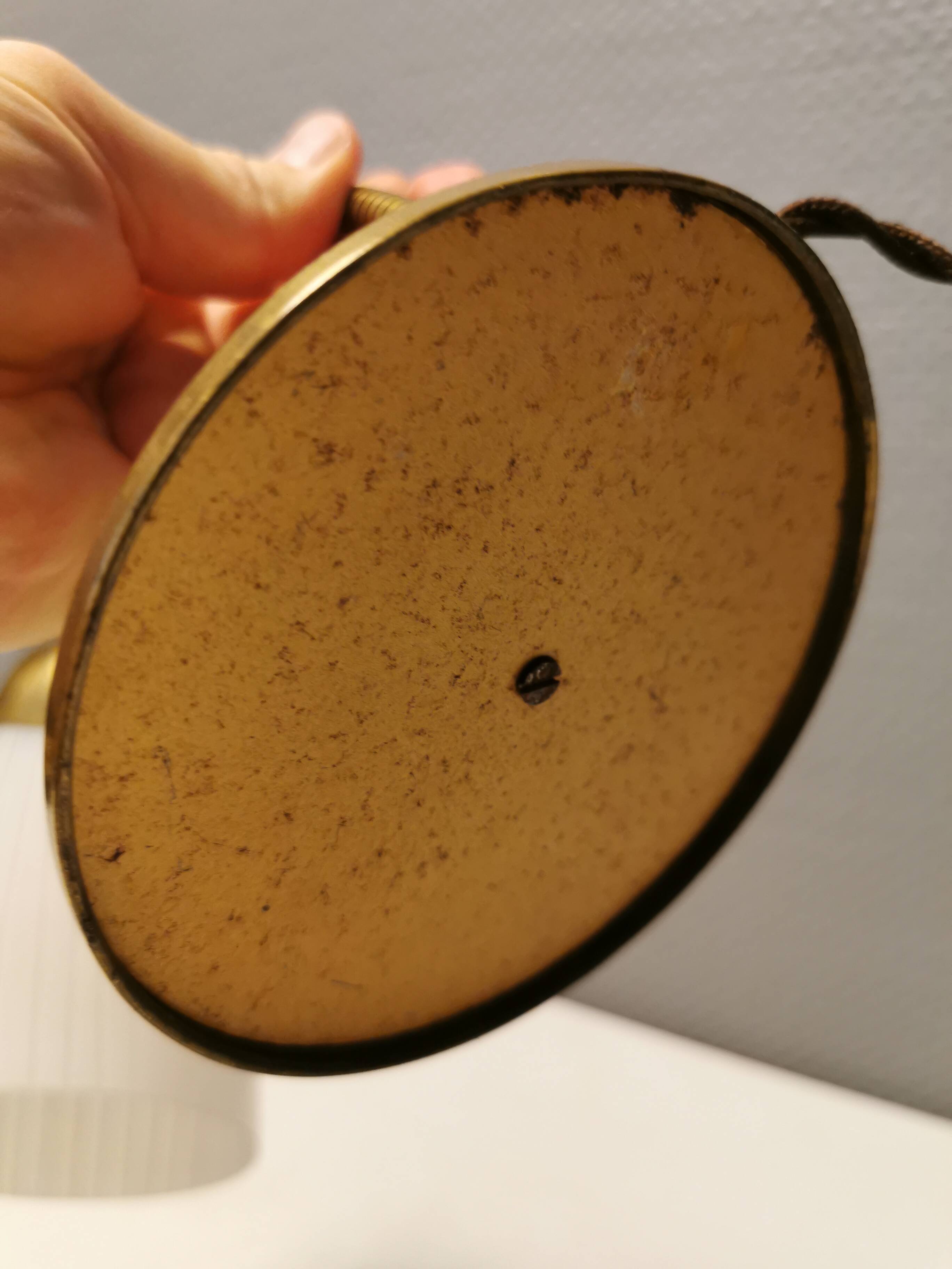 Lampe de table, estimée des années 1950-60. fabriquée en métal, laiton et verre.