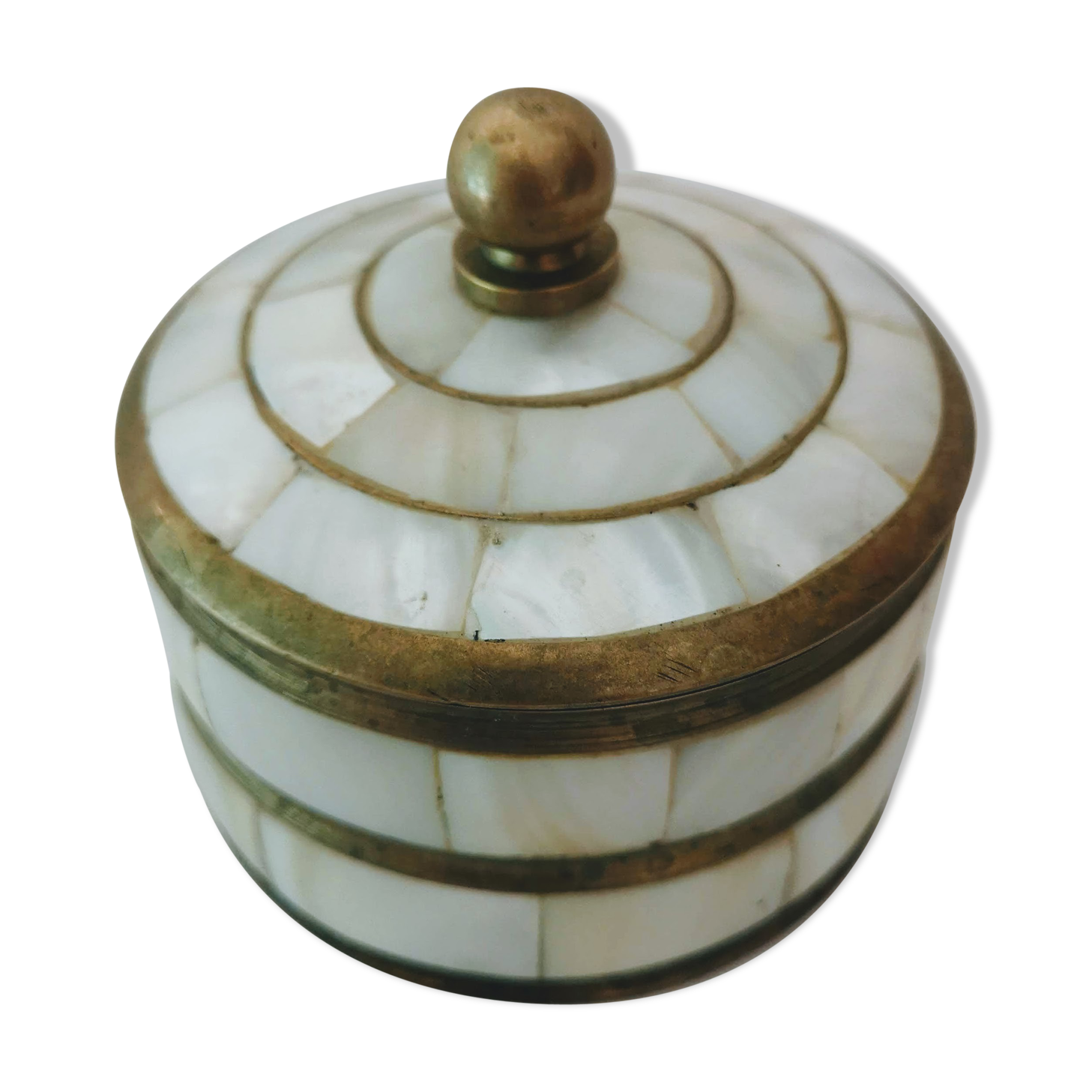 Round box in copper and mother-of-pearl
