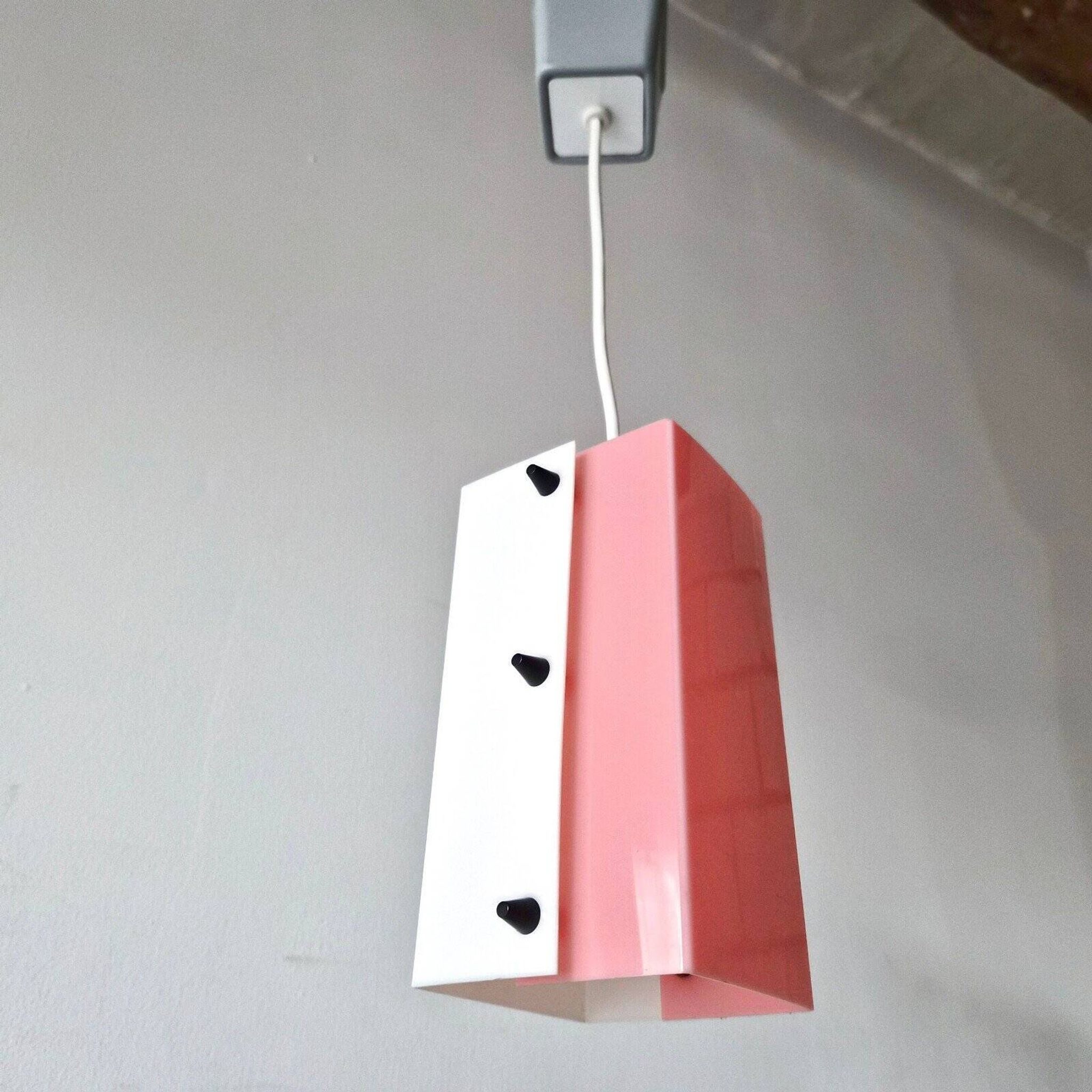 Suite de 3 suspensions vintage 1950 en plexiglas rose & blanc
