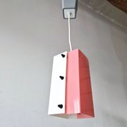 Suite de 3 suspensions vintage 1950 en plexiglas rose & blanc