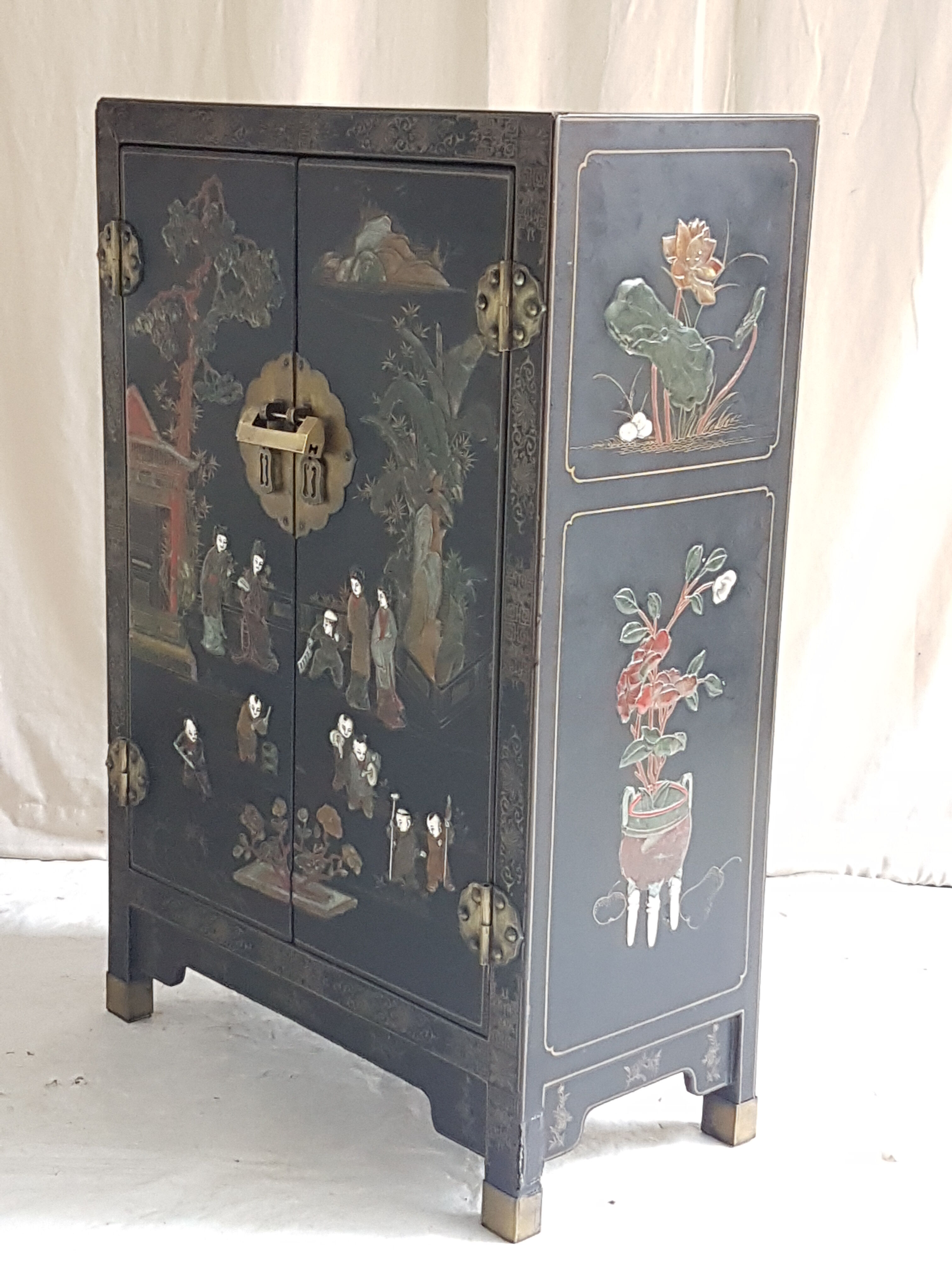 Chinese Bahut in 2-door laque