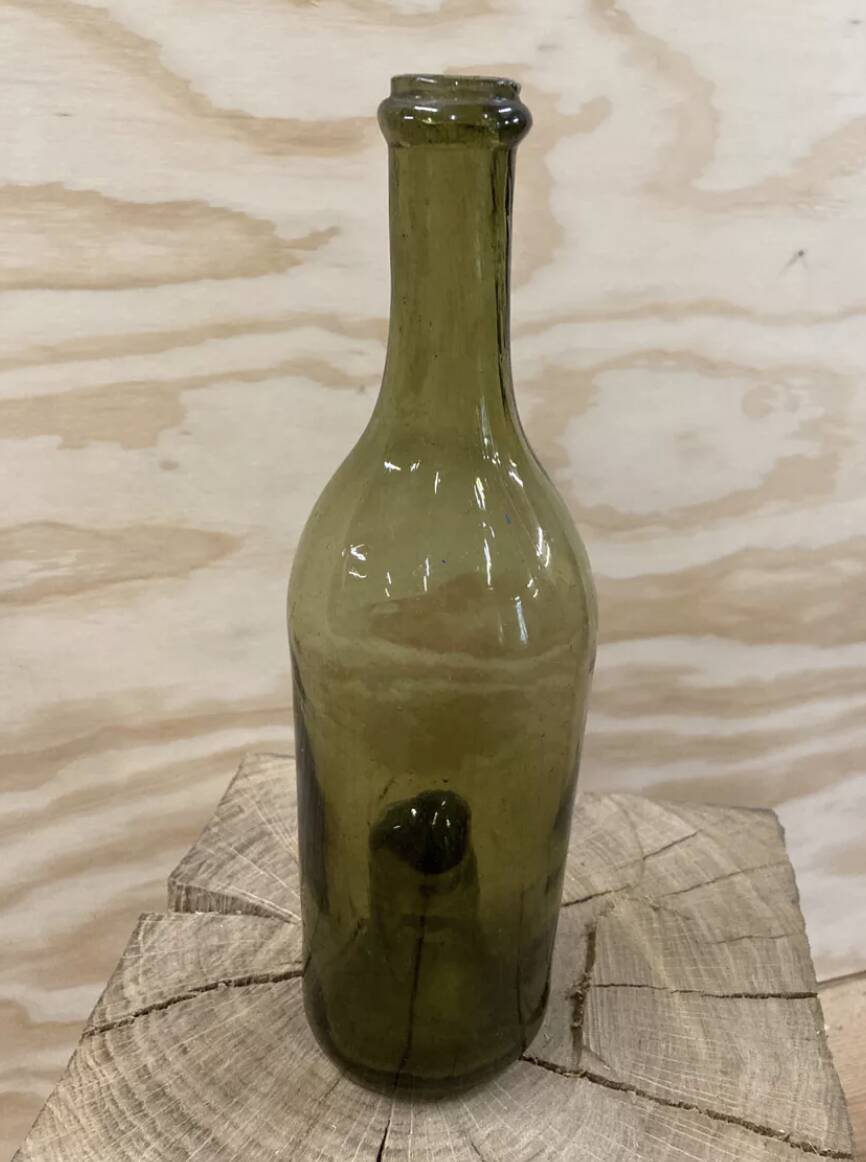 Bouteille ancienne verre verte forme libre