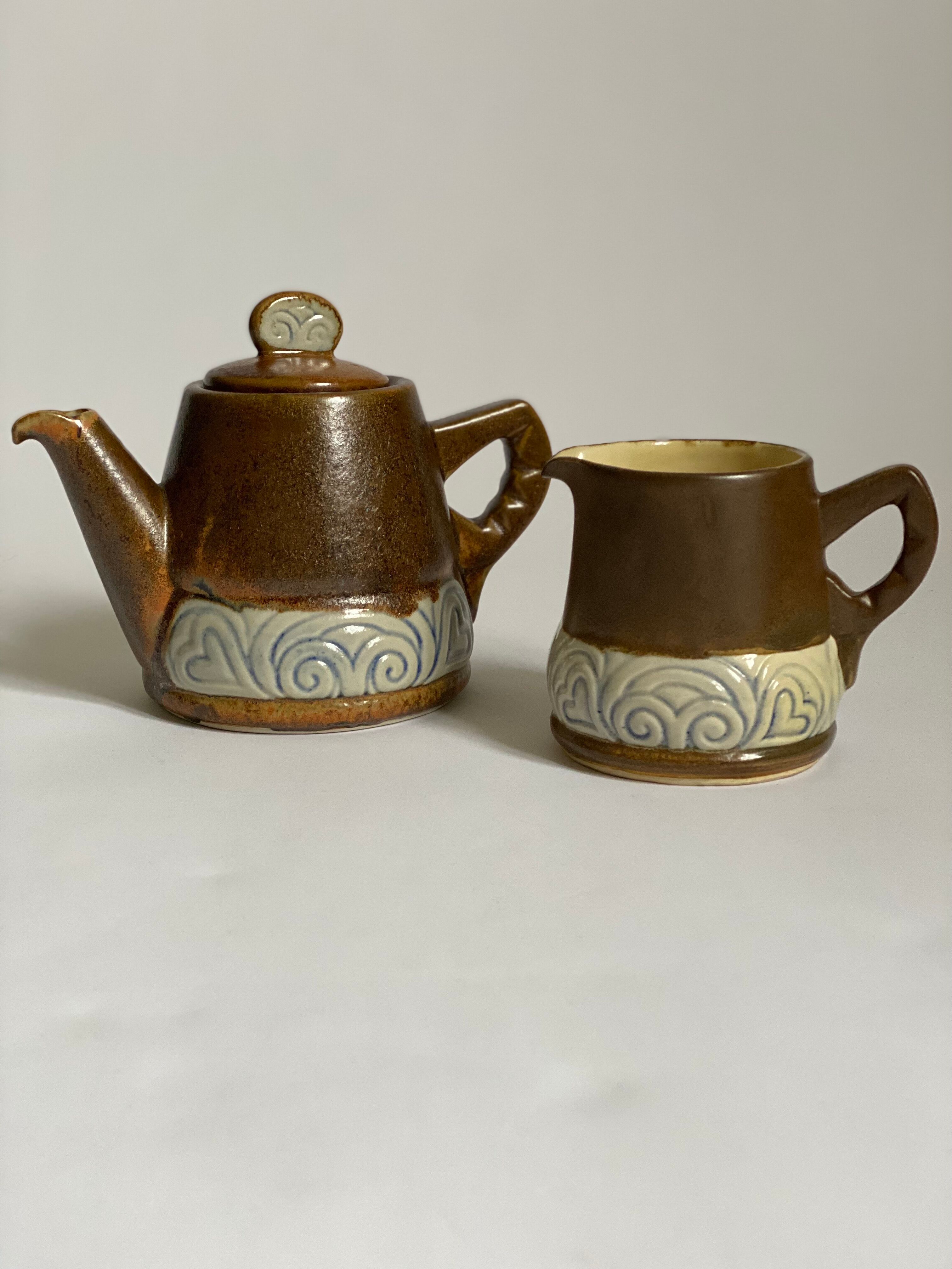 Theiere and milk jar thereof