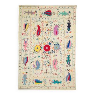 Tapis kilim suzani blanc à motifs multicolores brodés à la main
