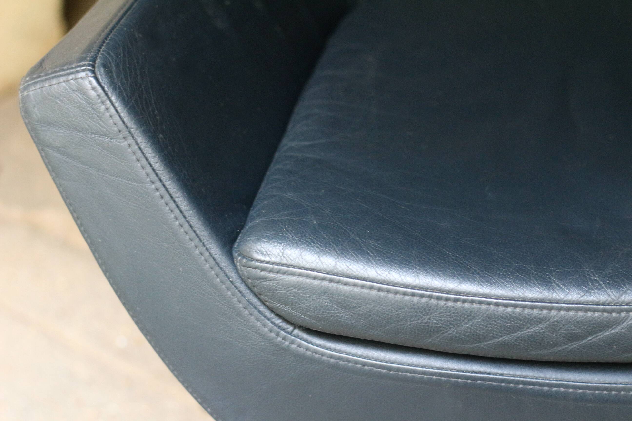 Scandinavian armchair swedese in leather (1970s). very good condition.