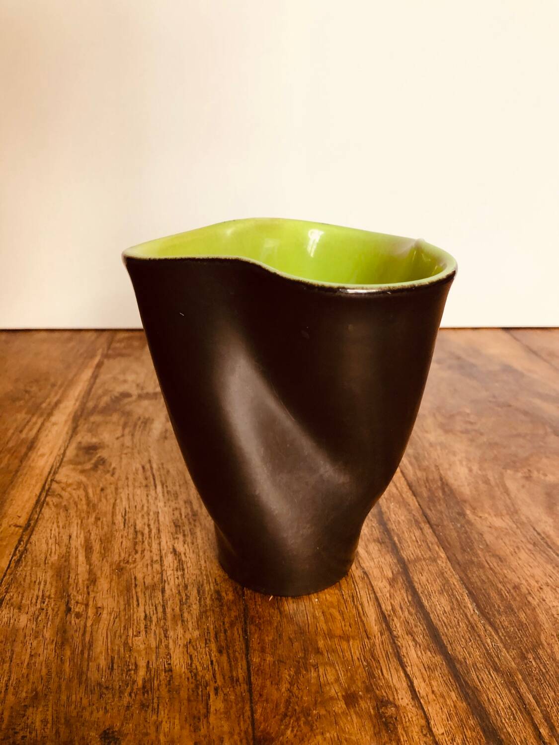 Handkerchief vase signed Elchinger. Black and green ceramic. Lobed shape. 1950s