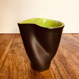 Vase mouchoir signé Elchinger . Céramique noir et vert . Forme lobé.1950s
