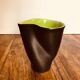 Vase mouchoir signé Elchinger . Céramique noir et vert . Forme lobé.1950s