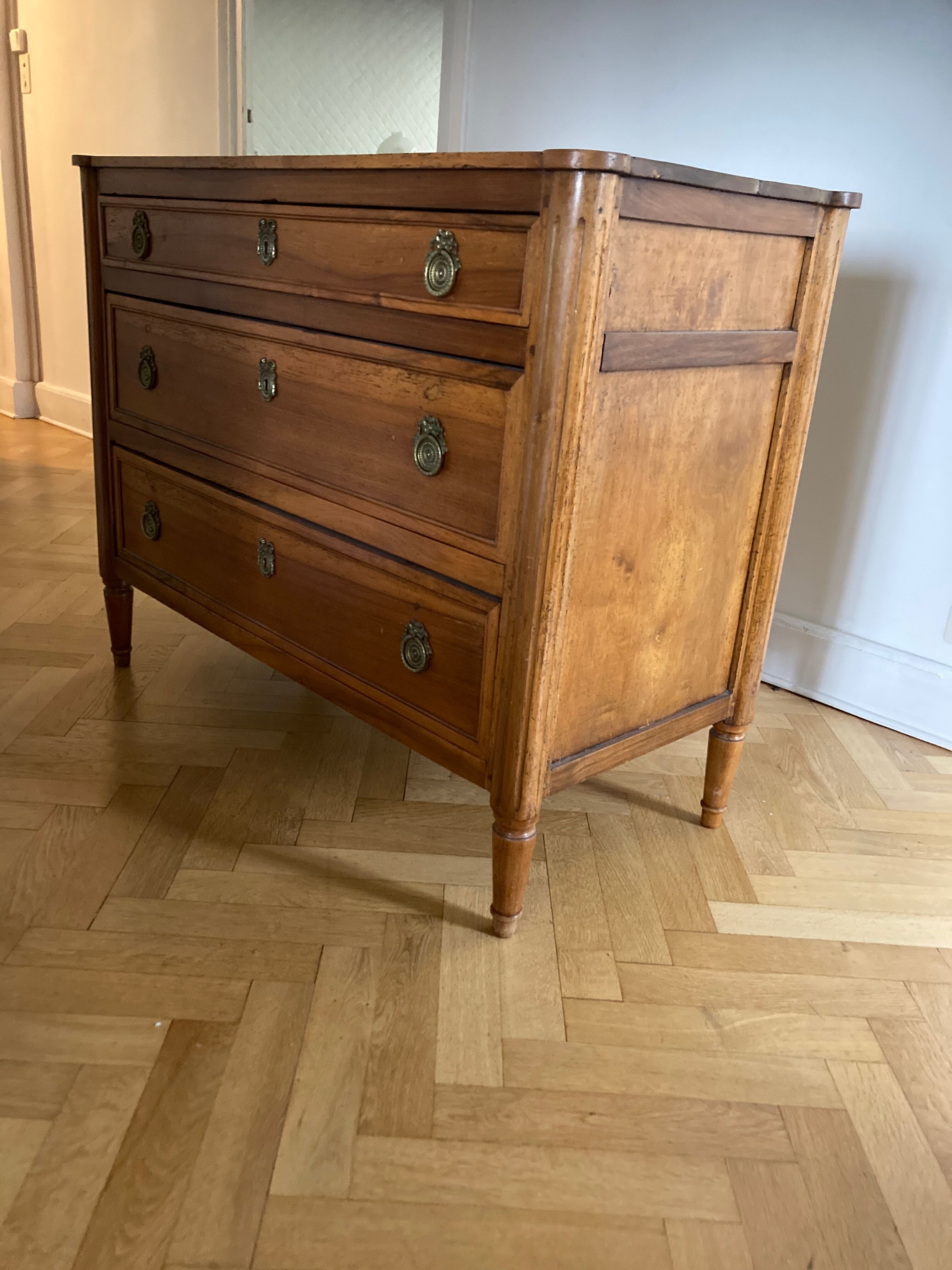 Commode en noyer Louis XVI