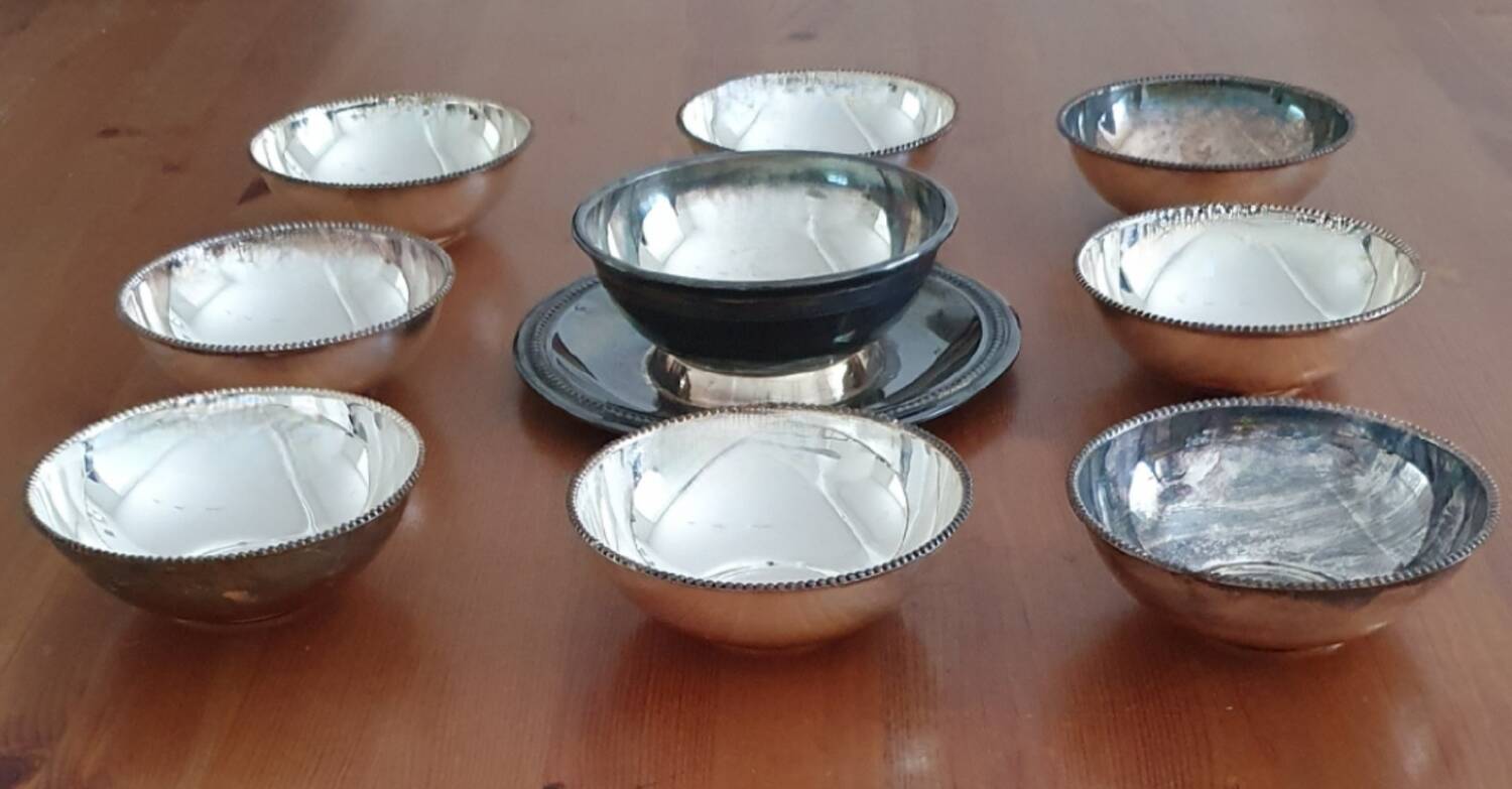 Lot of Saint Médard sauceboat and 8 bowls